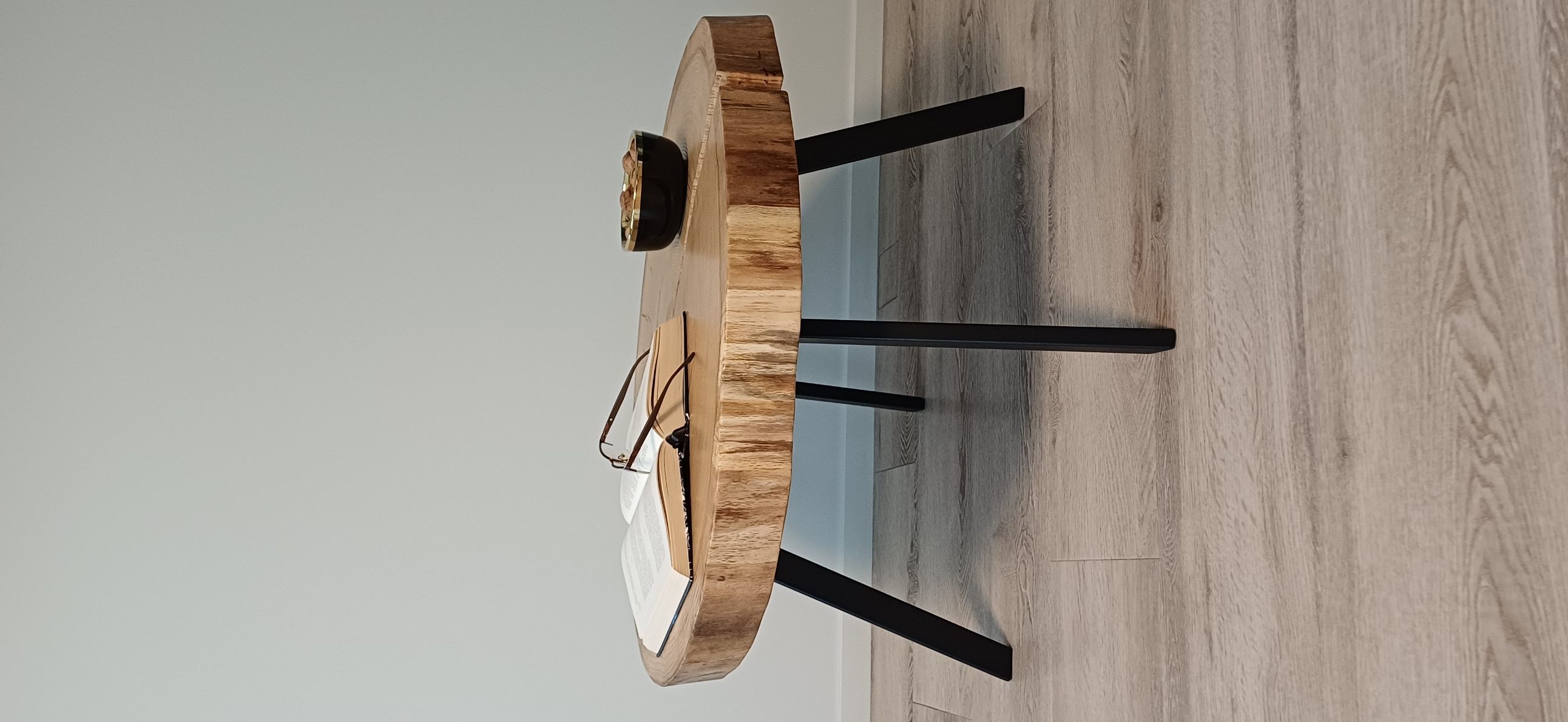 Ąžuolo masyvo kavos staliukas.