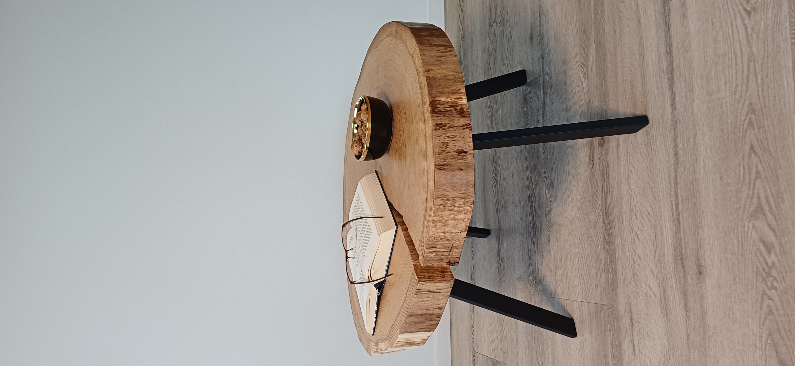 Ąžuolo masyvo kavos staliukas.