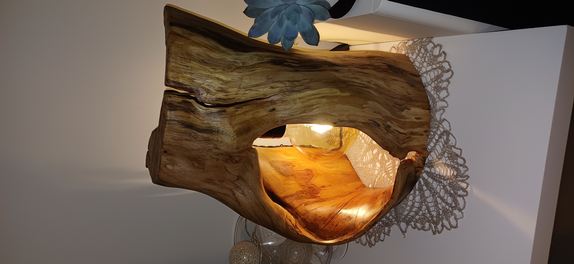 Rankų darbo medinė lempa