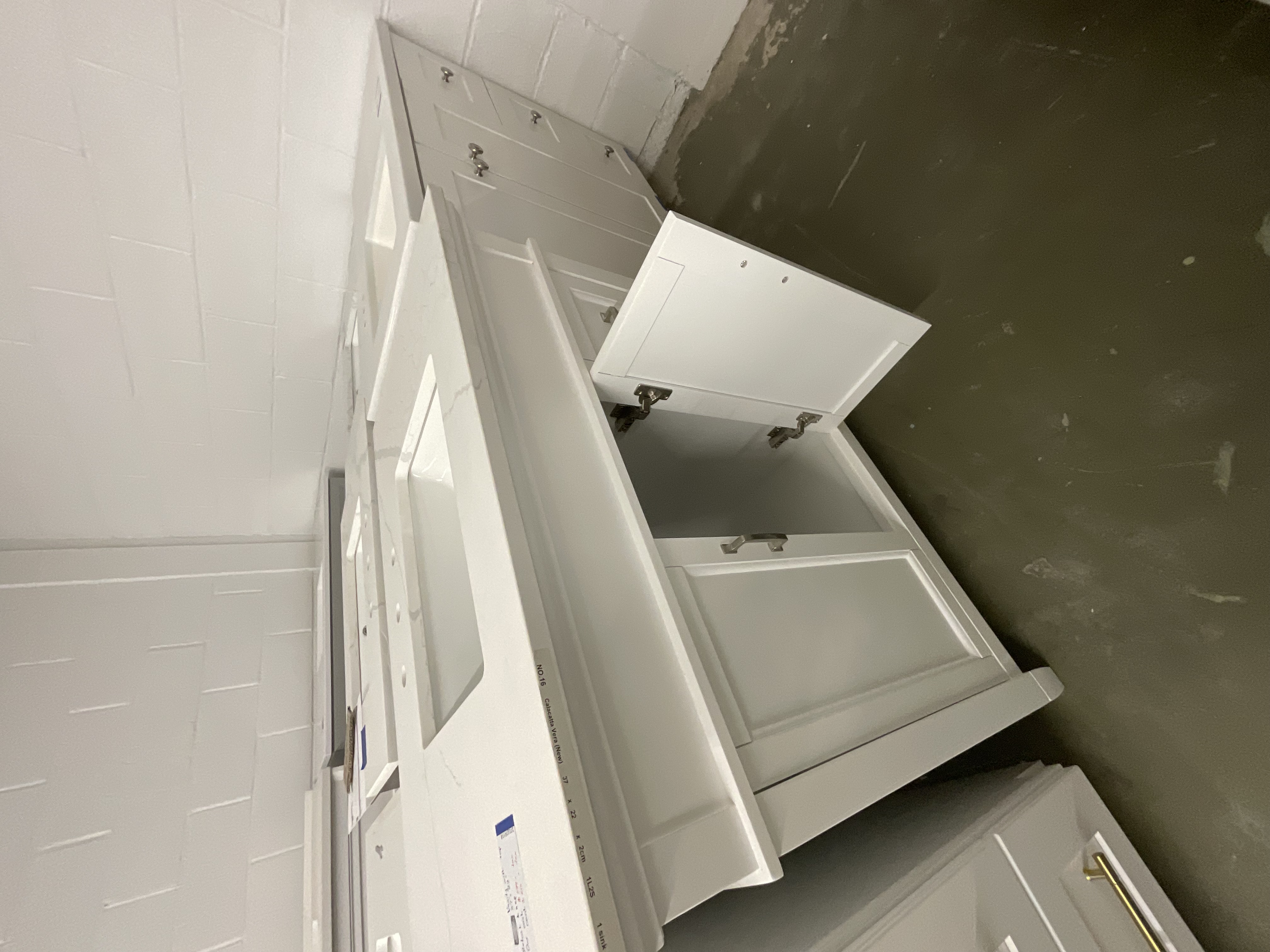 37"x 22" vanity with top 202509178
