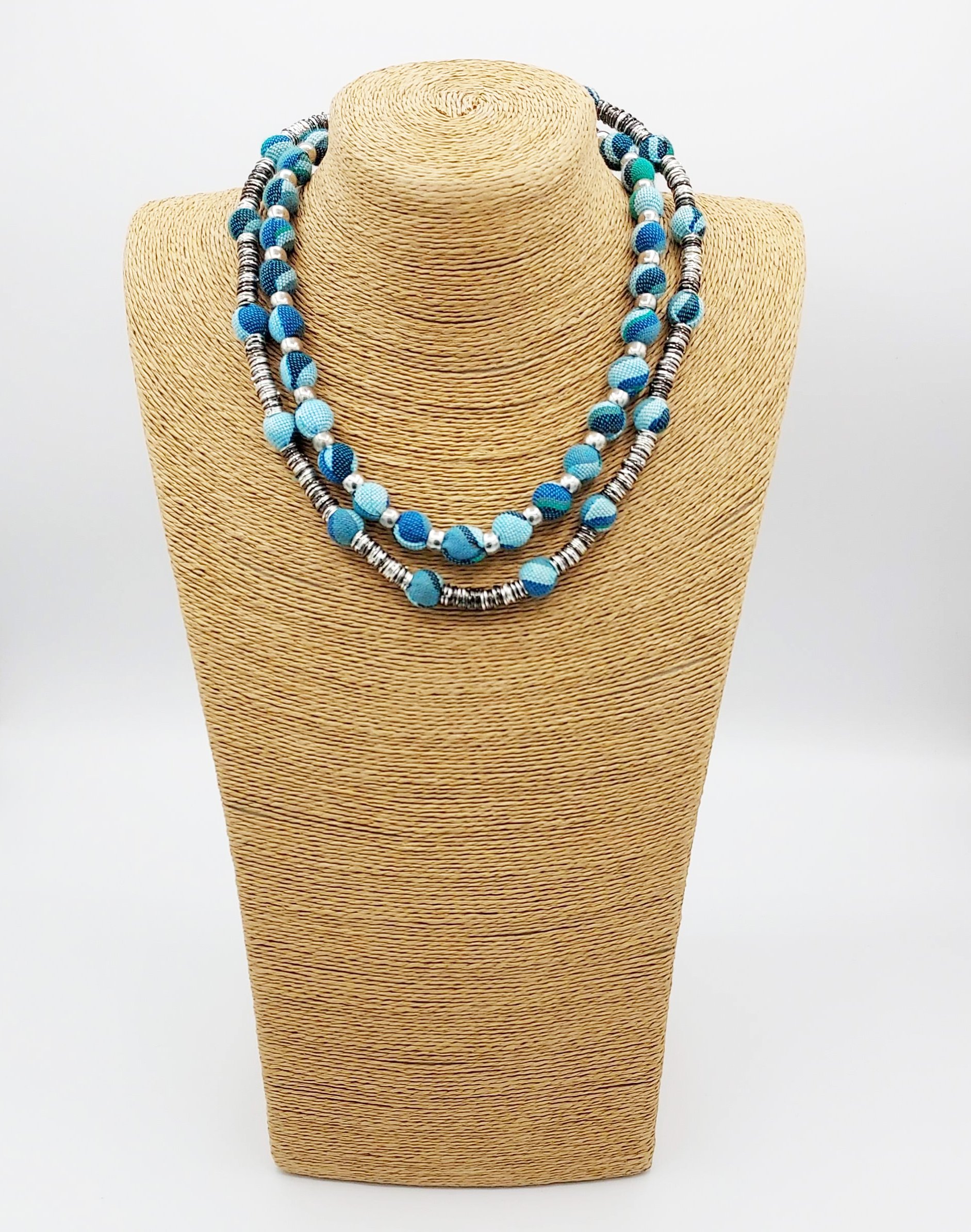 Collier en perles bleu et argenté