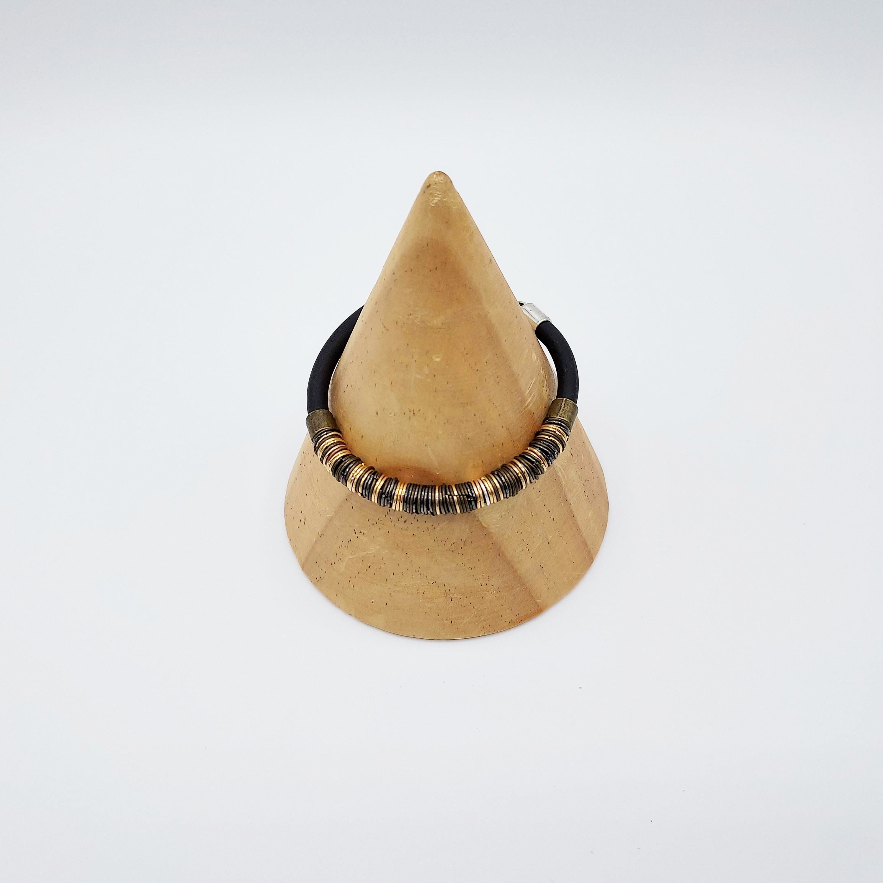 Bracelet en laiton fin et caoutchouc noir