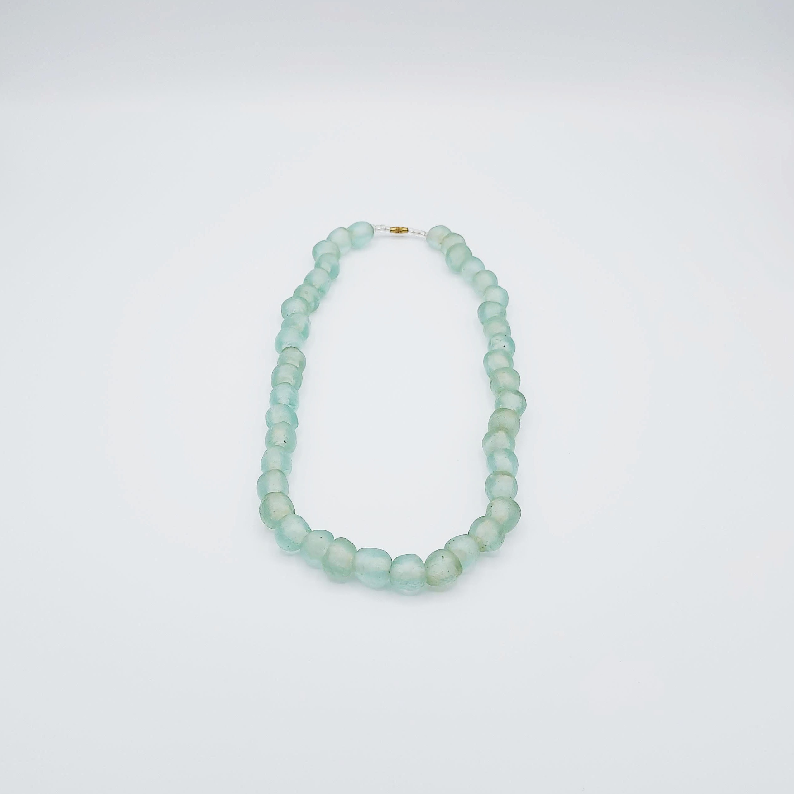 Collier de Perles Élégant en Verre Translucide