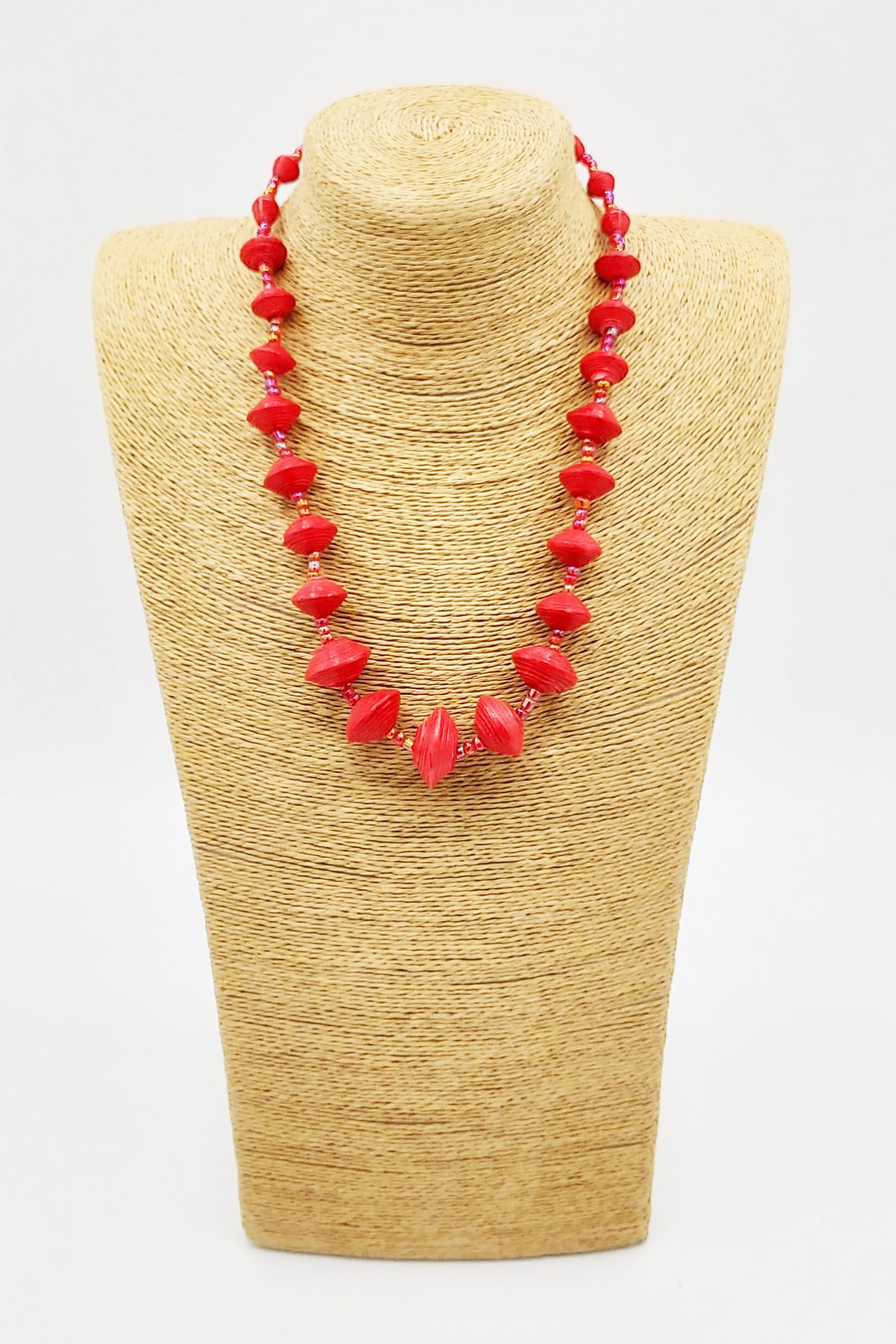 Collier de perles en papier mâché rouges