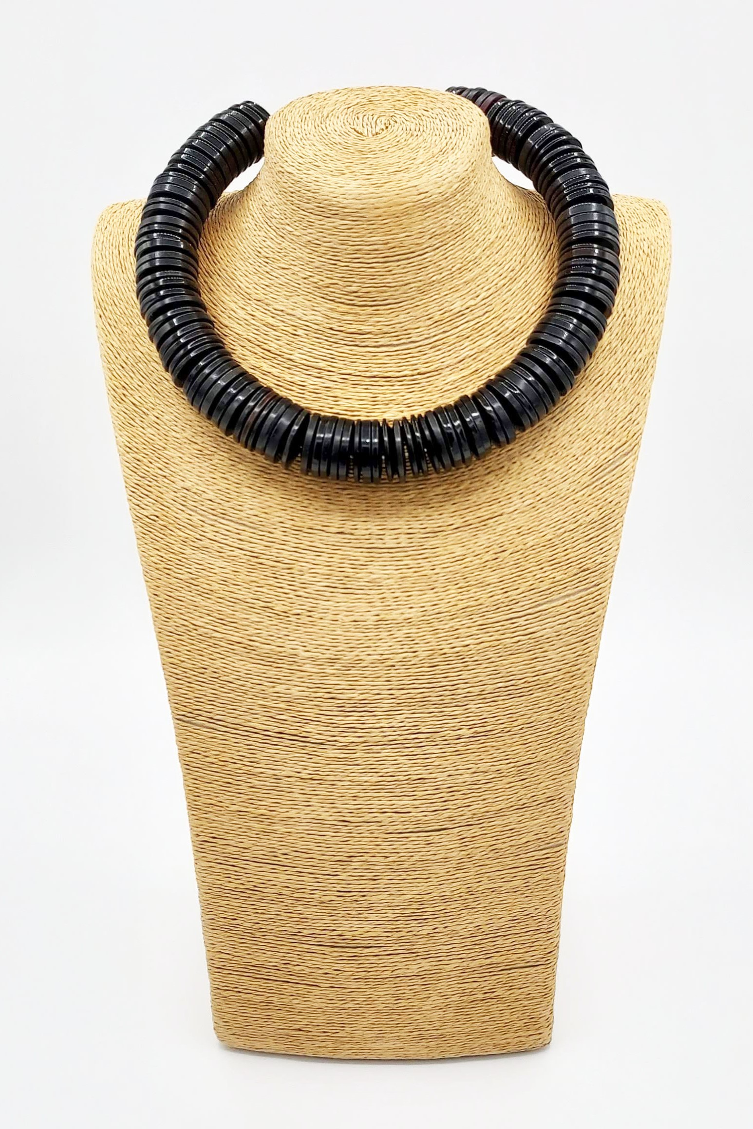 Collier élégant et moderne noir