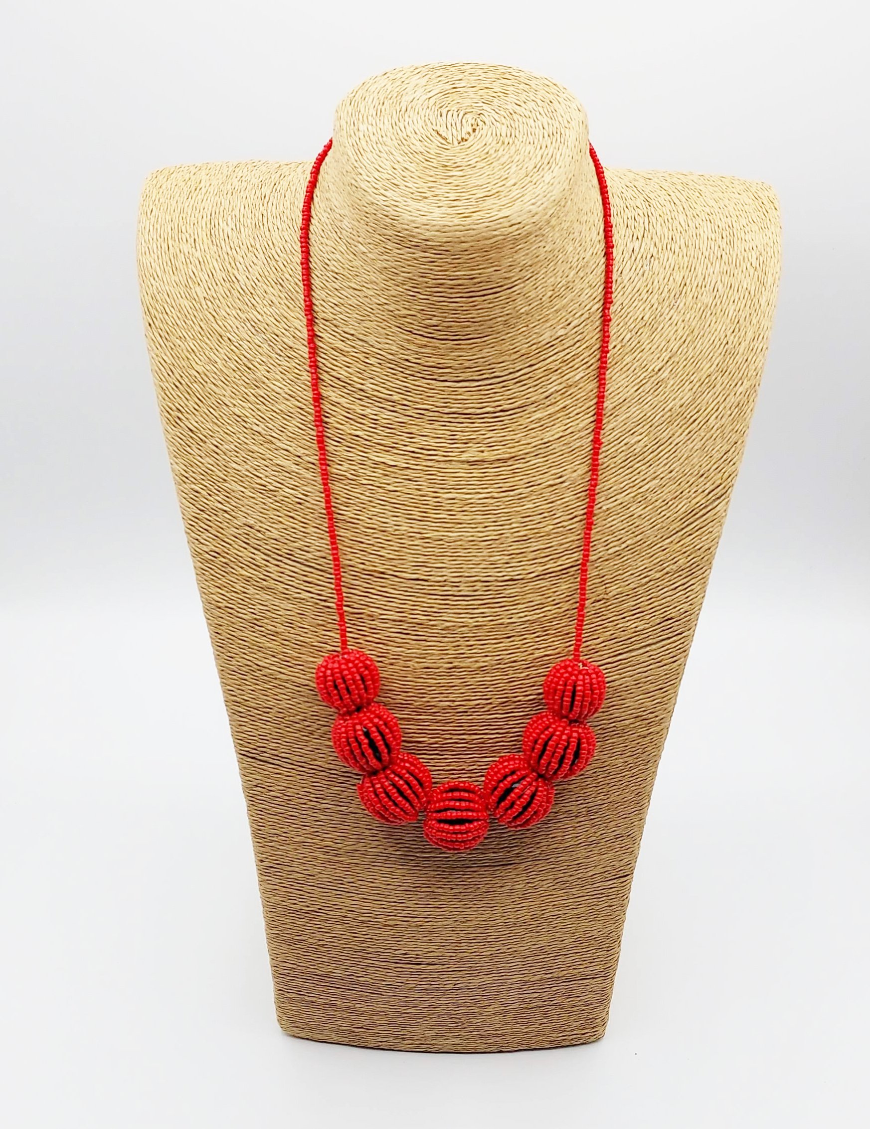 Collier élégant en perles rouges