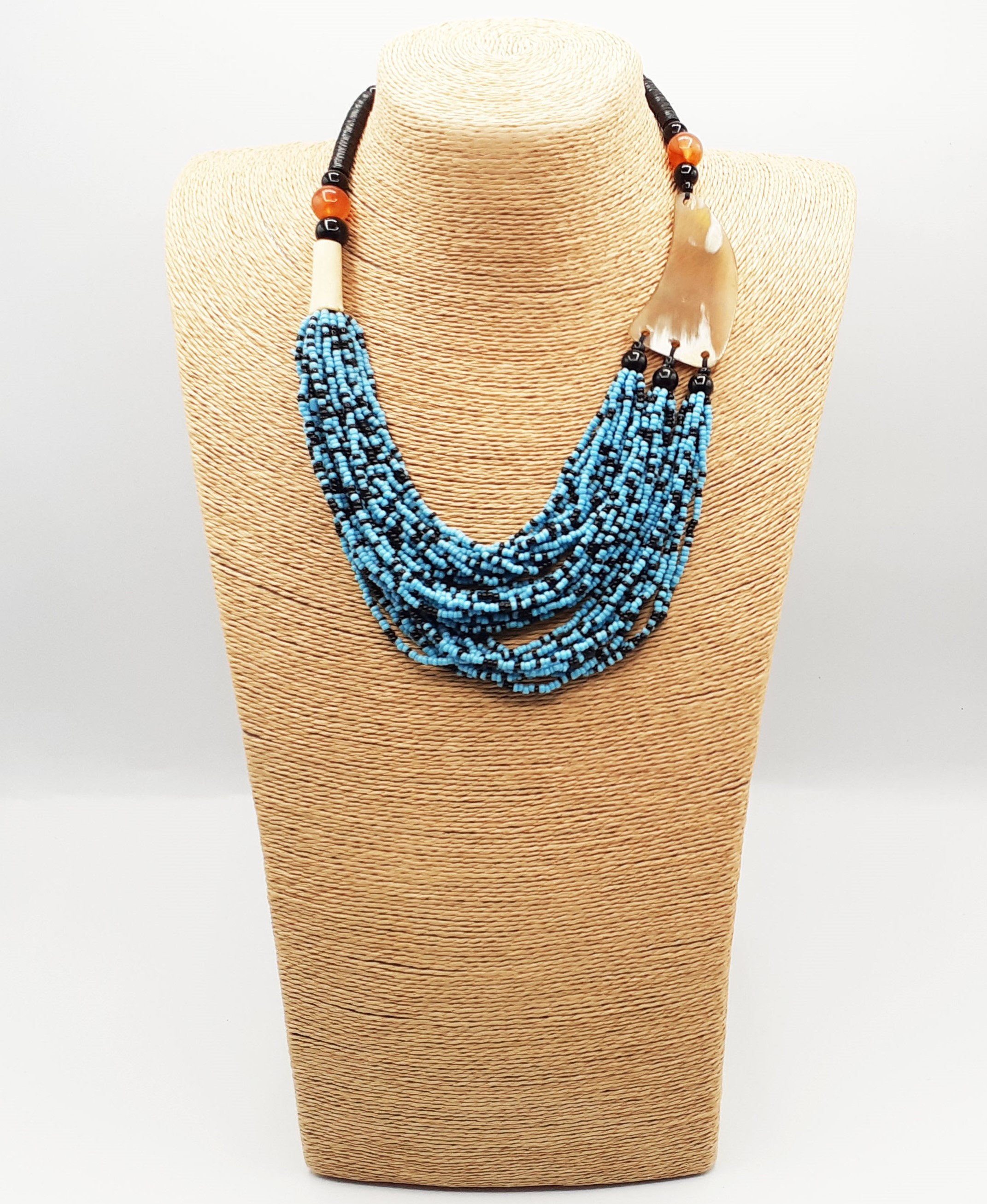 Collier à perles et os bleues