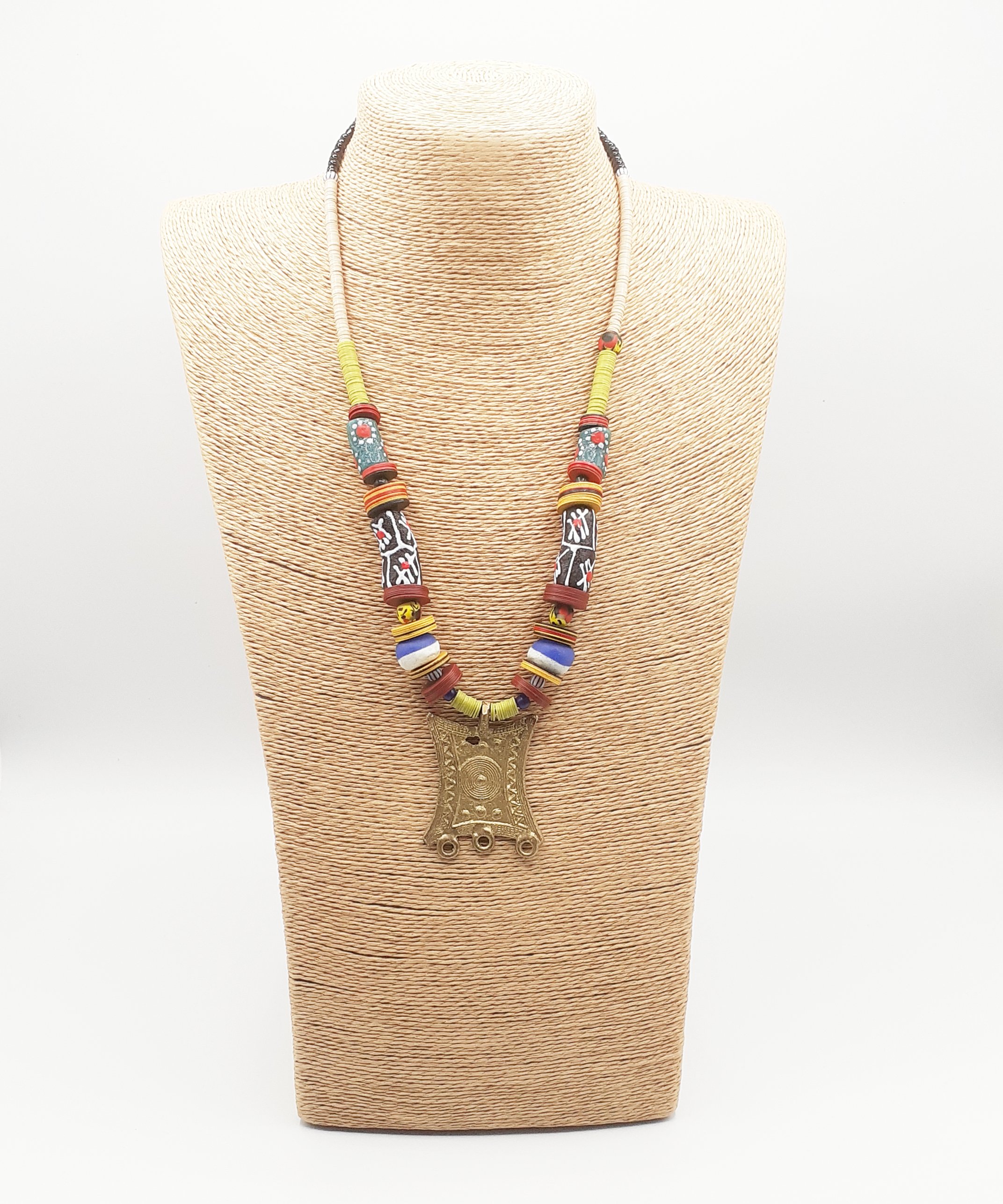 Collier artisanal avec pendentif en laiton