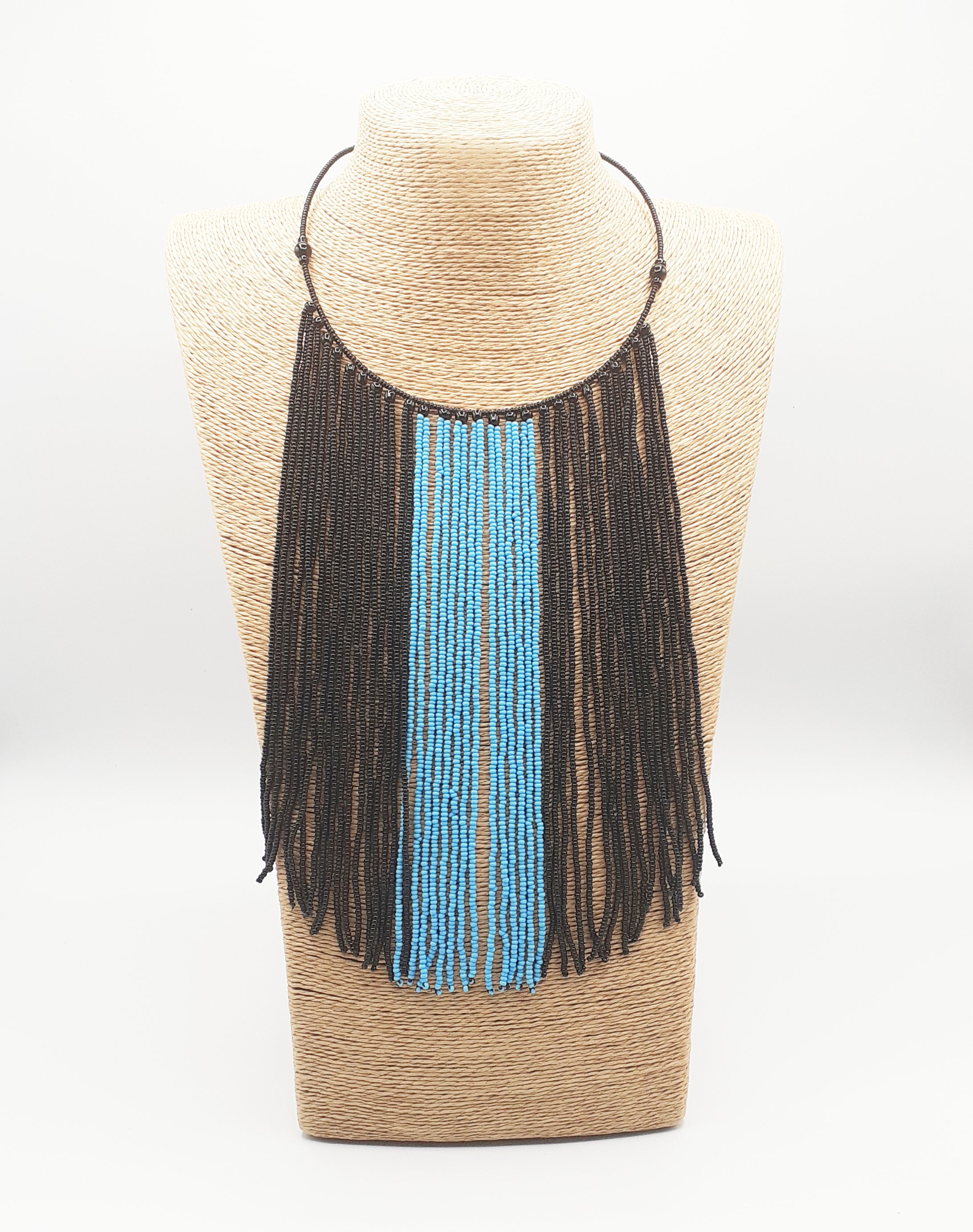 Collier à franges noires et bleues