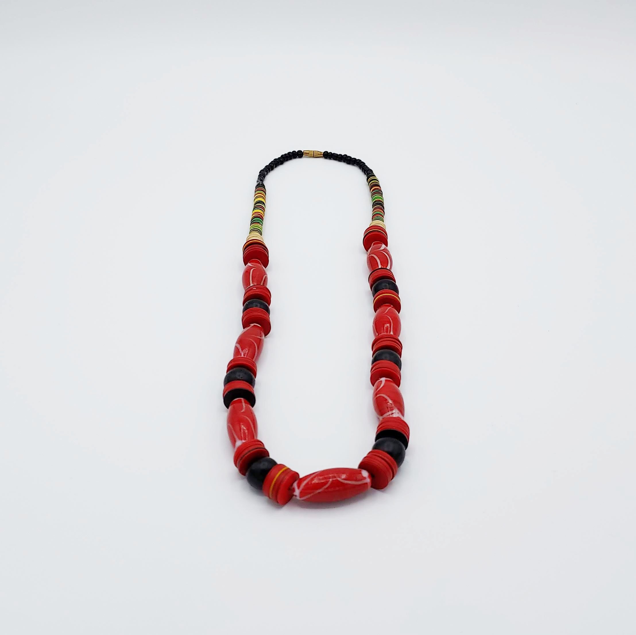 Collier artisanal élégant rouge