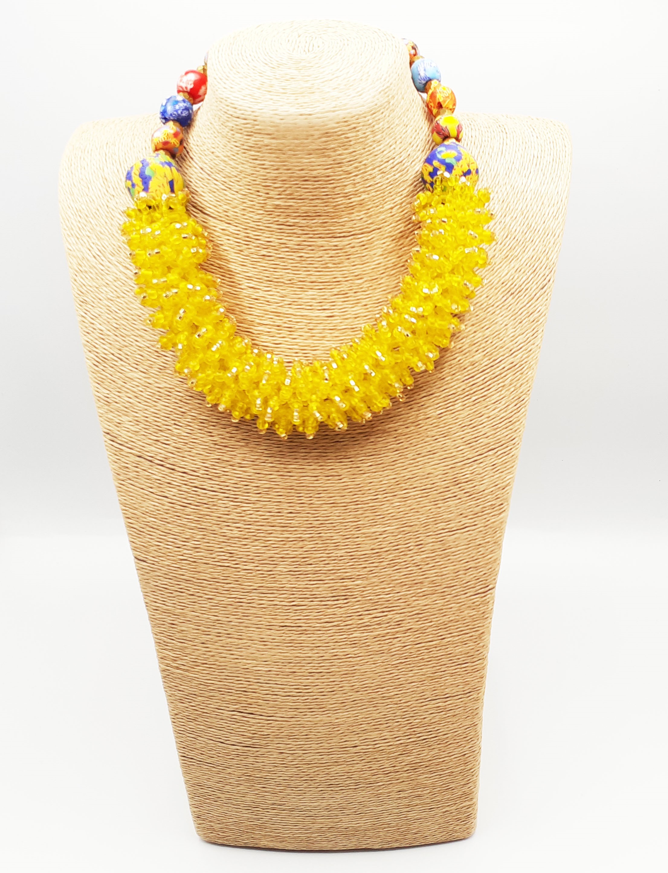 Élégant collier en perles jaune