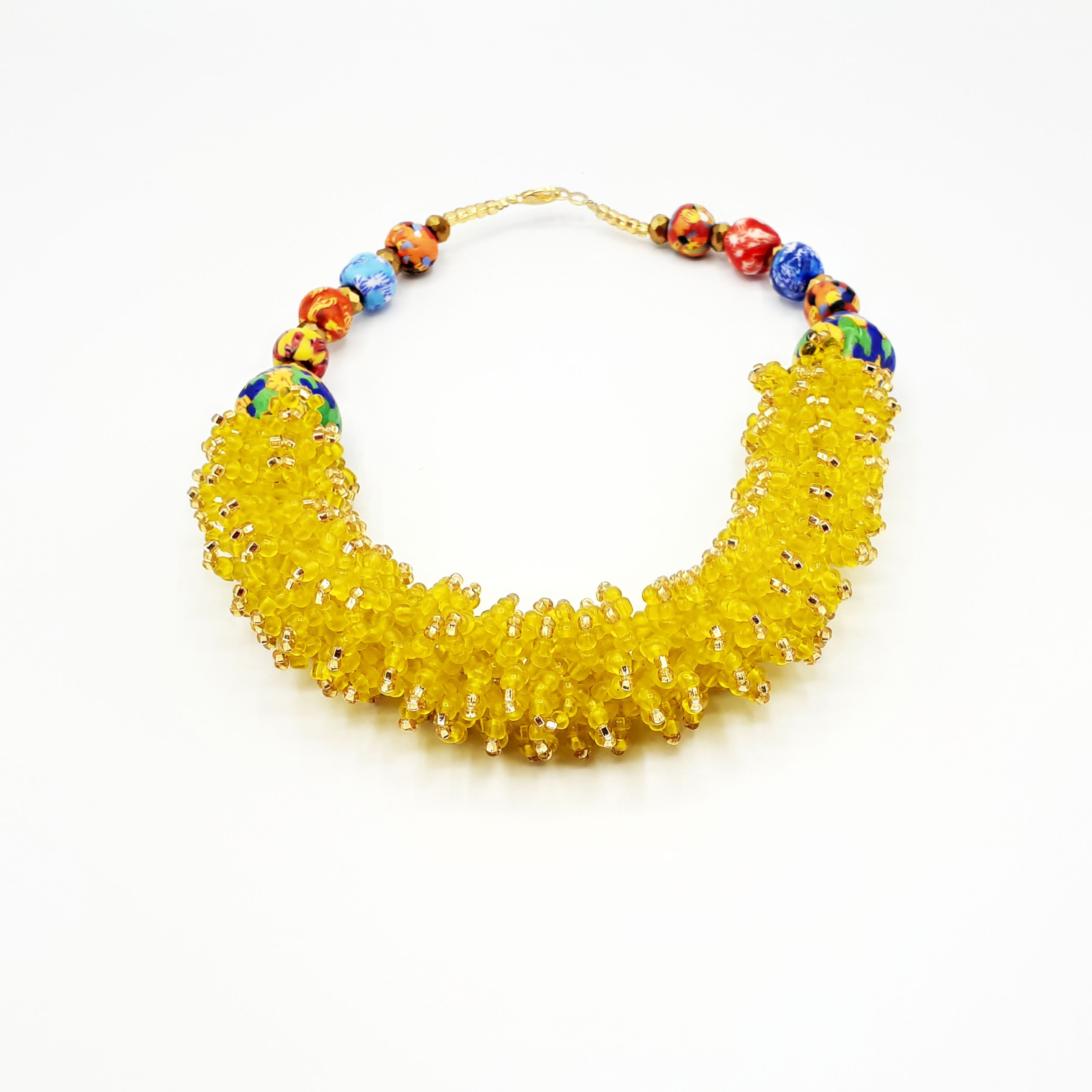 Élégant collier en perles jaune