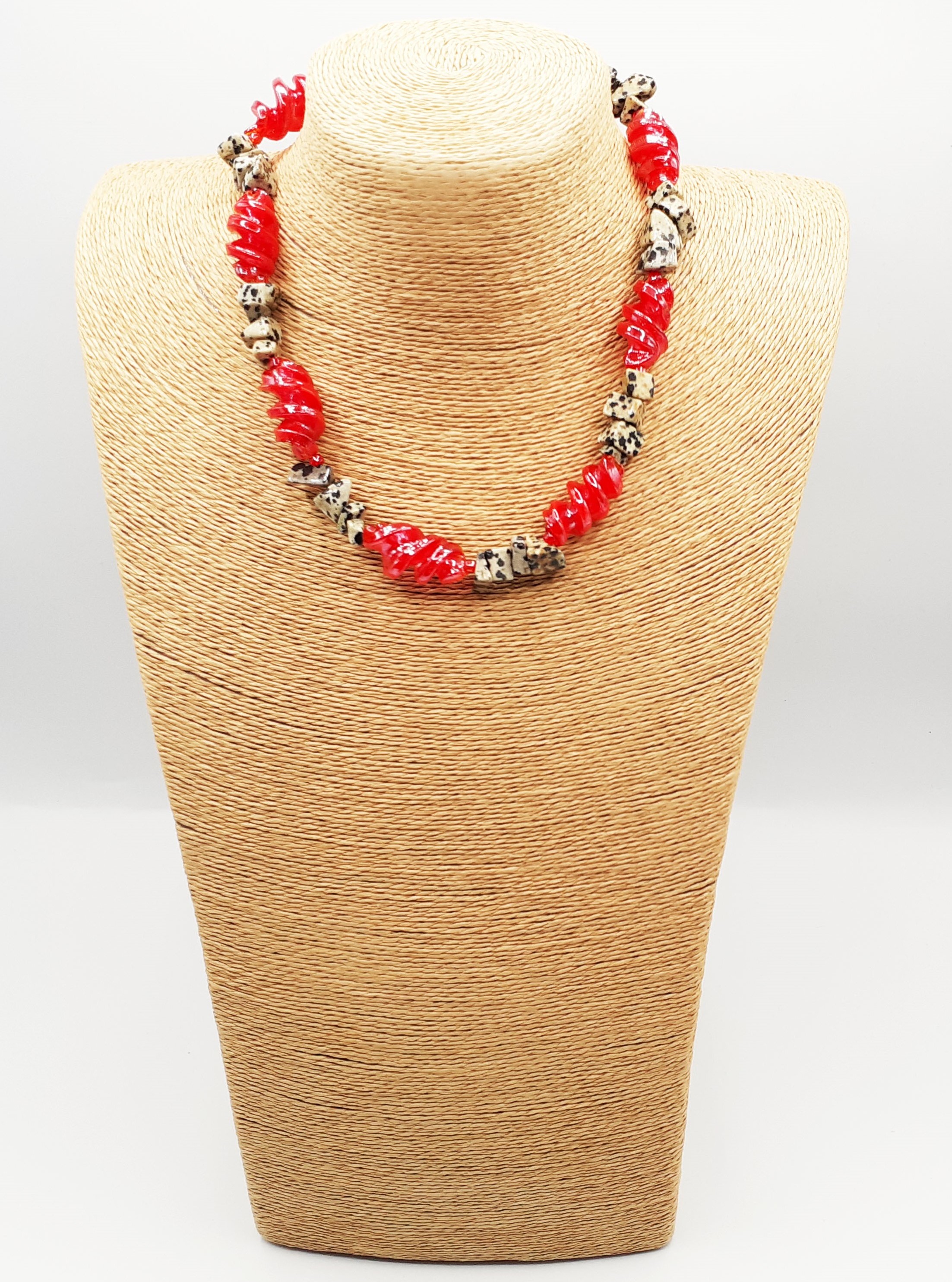 Collier élégant avec des perles rouges et noires repéré