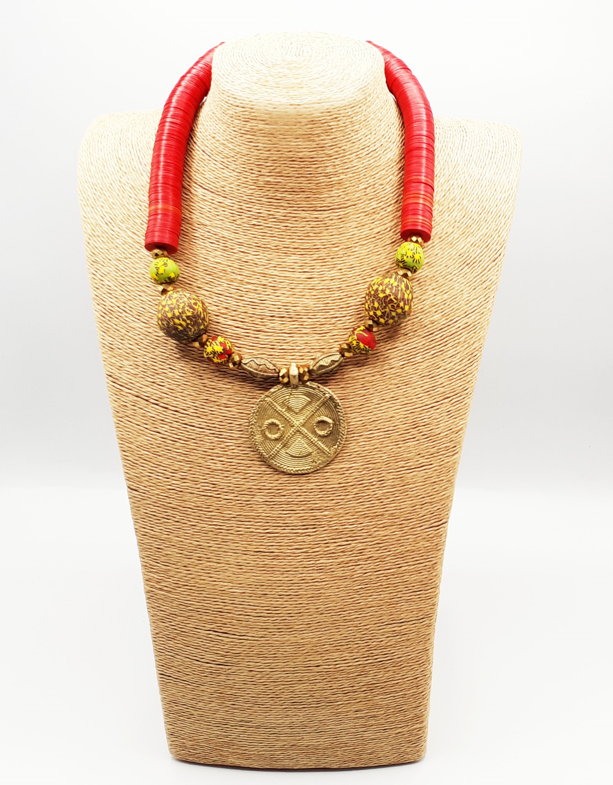 Collier artisanal avec pendentif en laiton et perles rouges