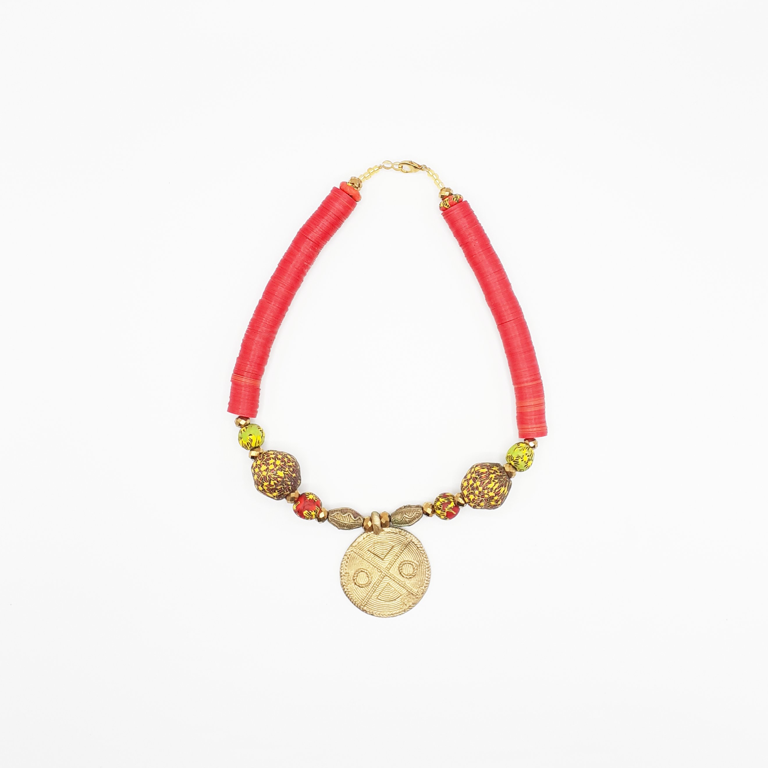 Collier artisanal avec pendentif en laiton et perles rouges