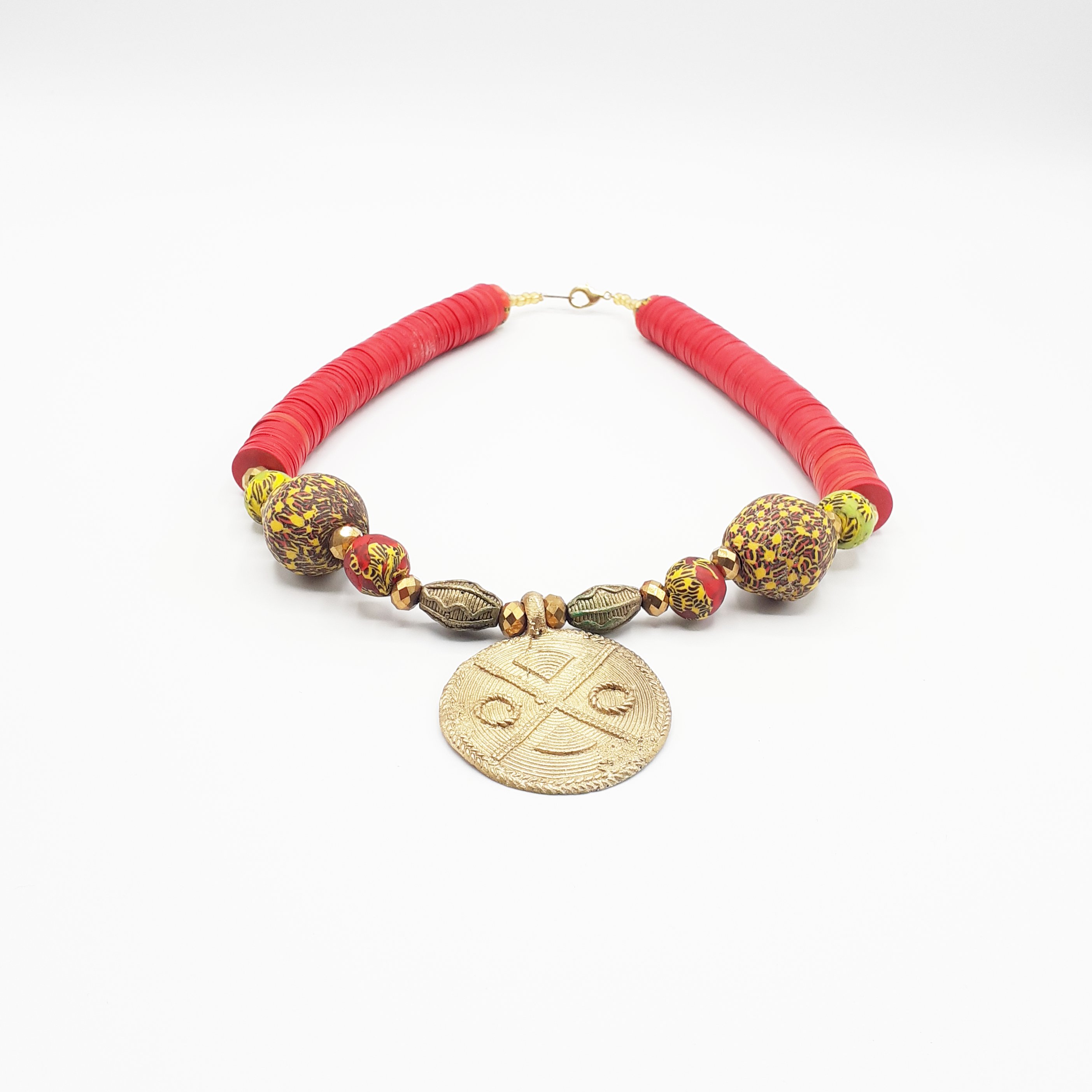 Collier artisanal avec pendentif en laiton et perles rouges