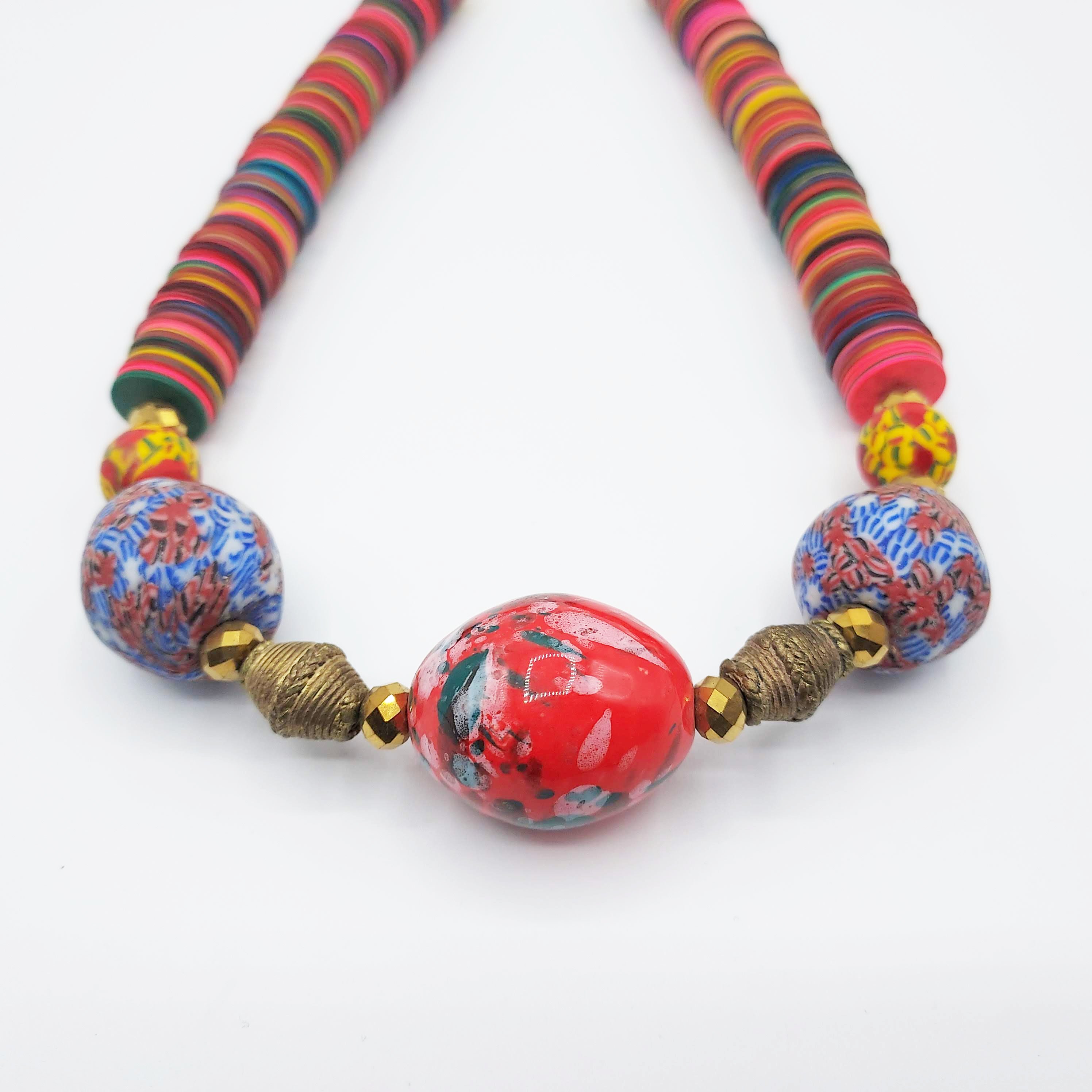 Collier avec disques multicolores
