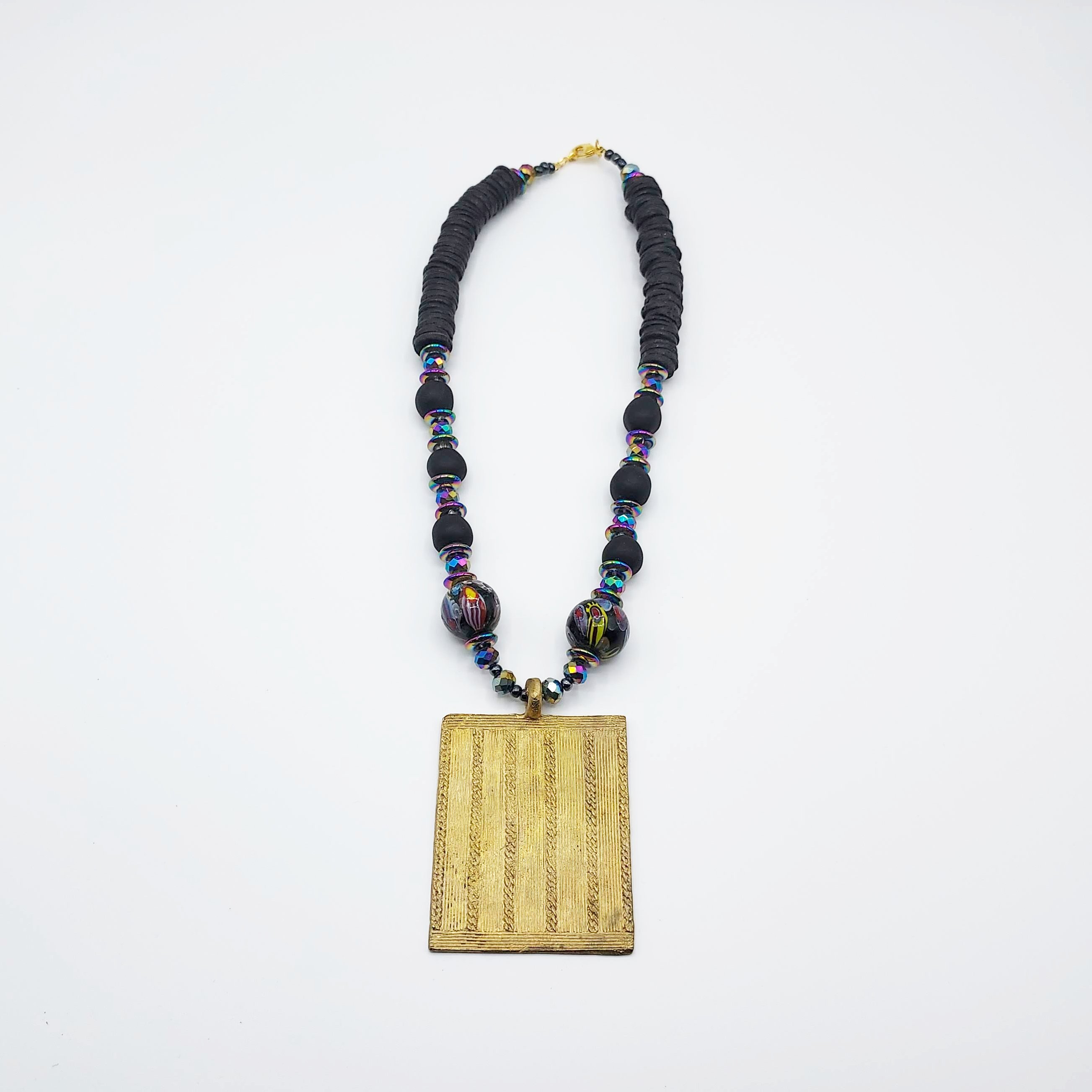 Collier avec pendentif en laiton