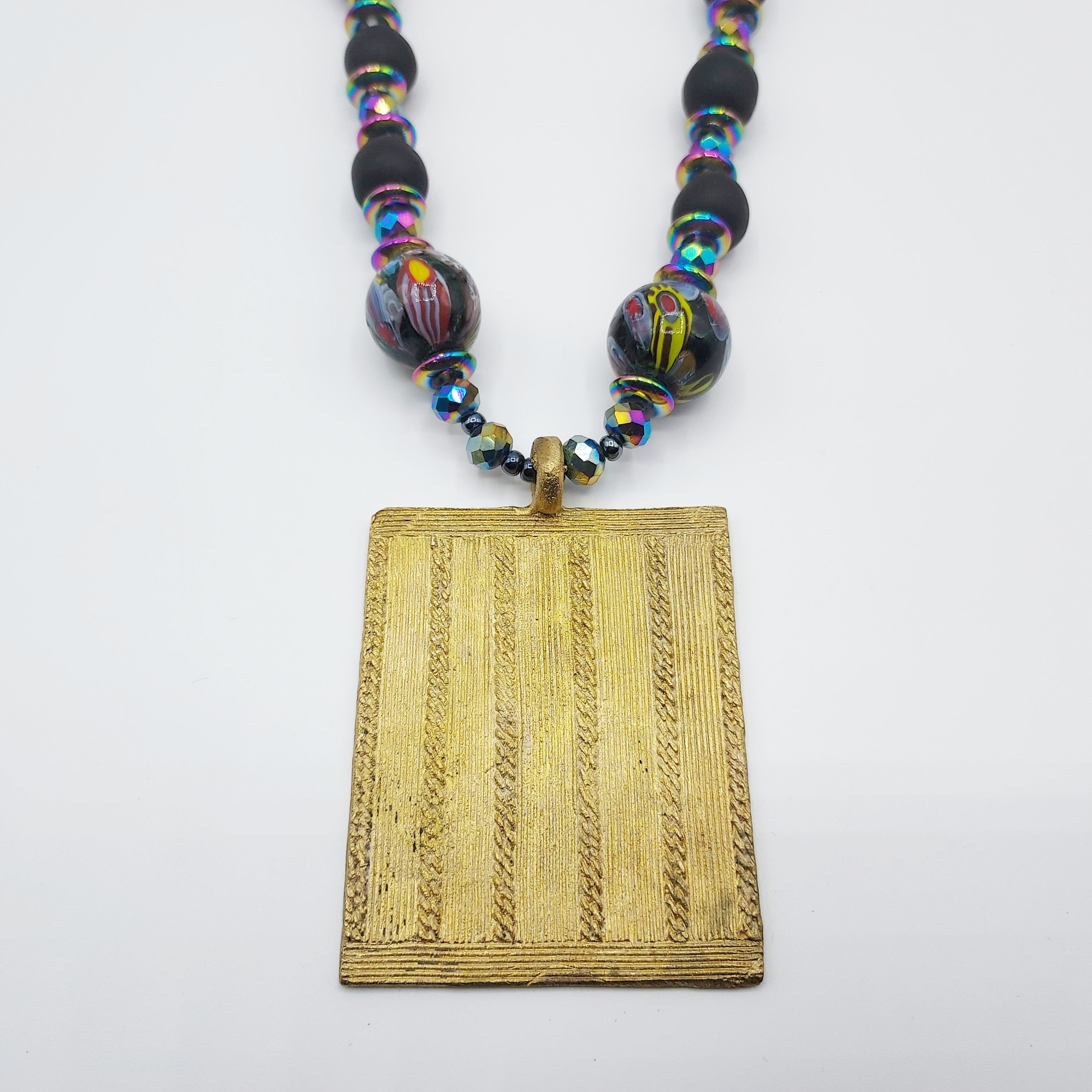 Collier avec pendentif en laiton