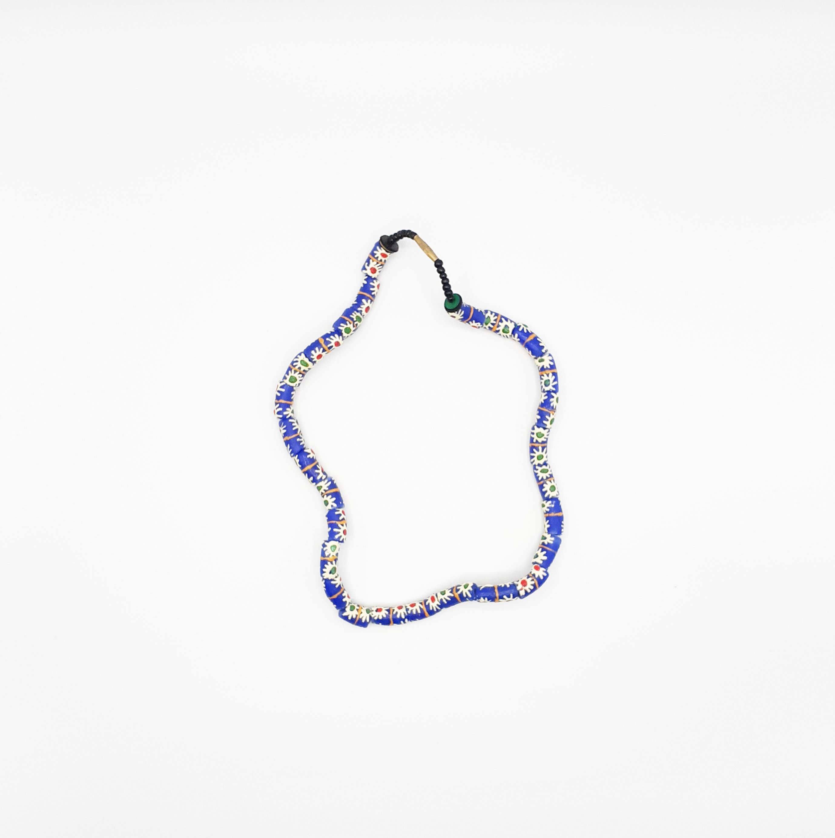 Collier fait main avec perles en verre bleu 