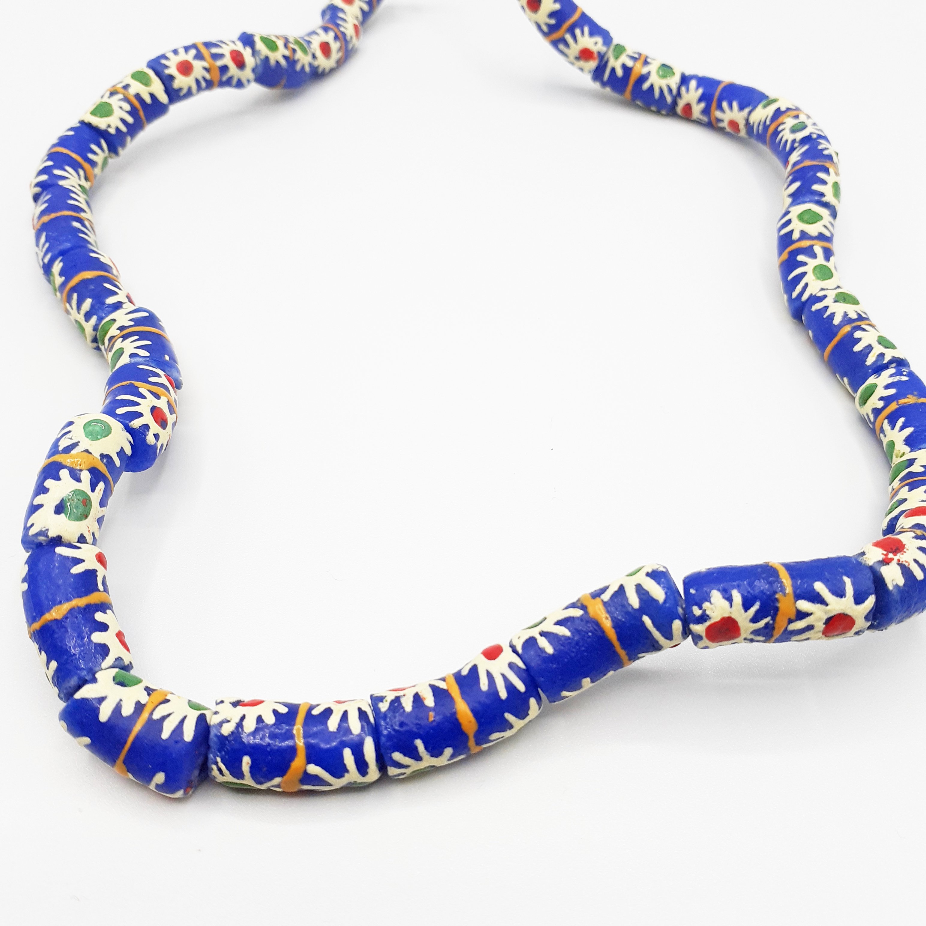 Collier fait main avec perles en verre bleu 