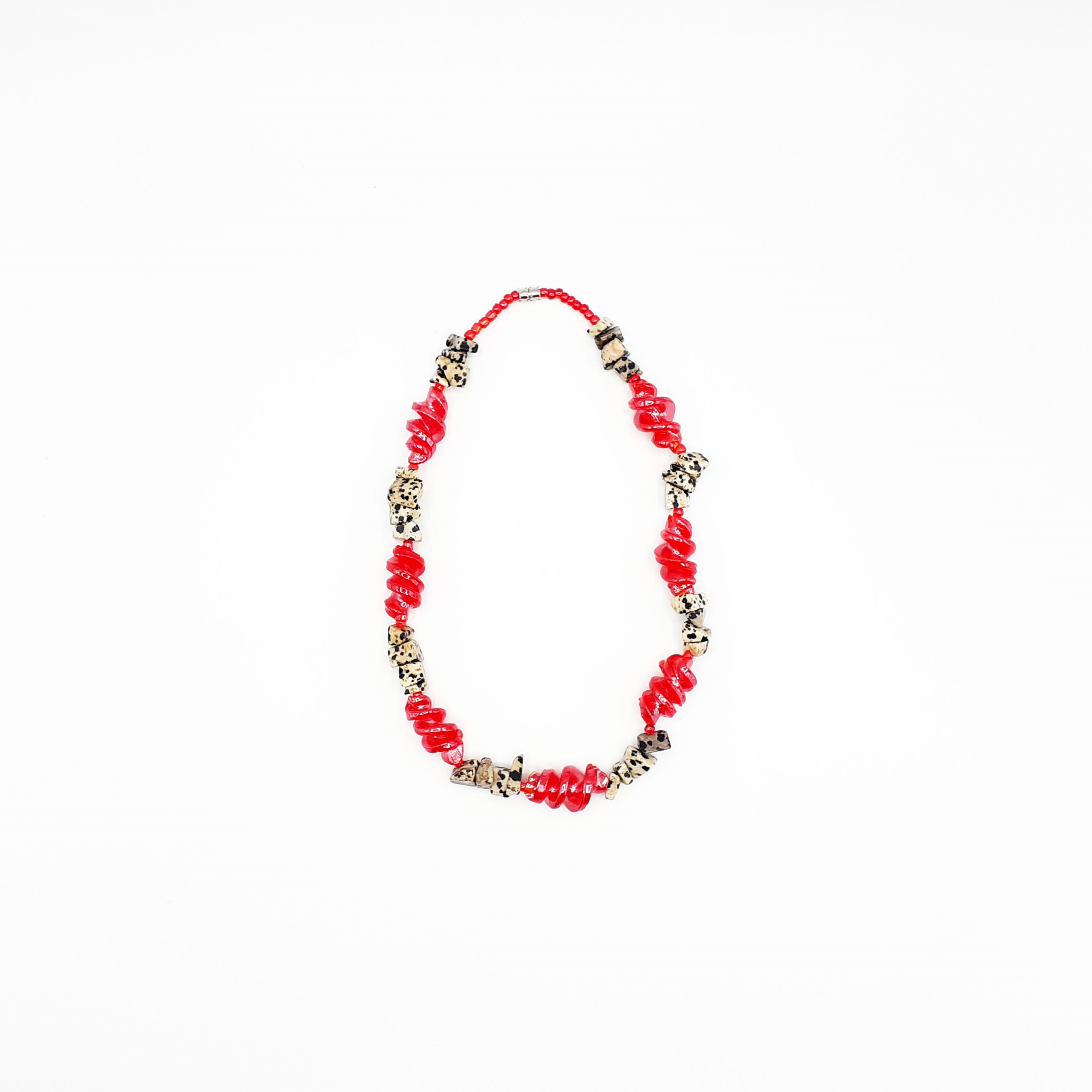 Collier élégant avec des perles rouges et noires repéré