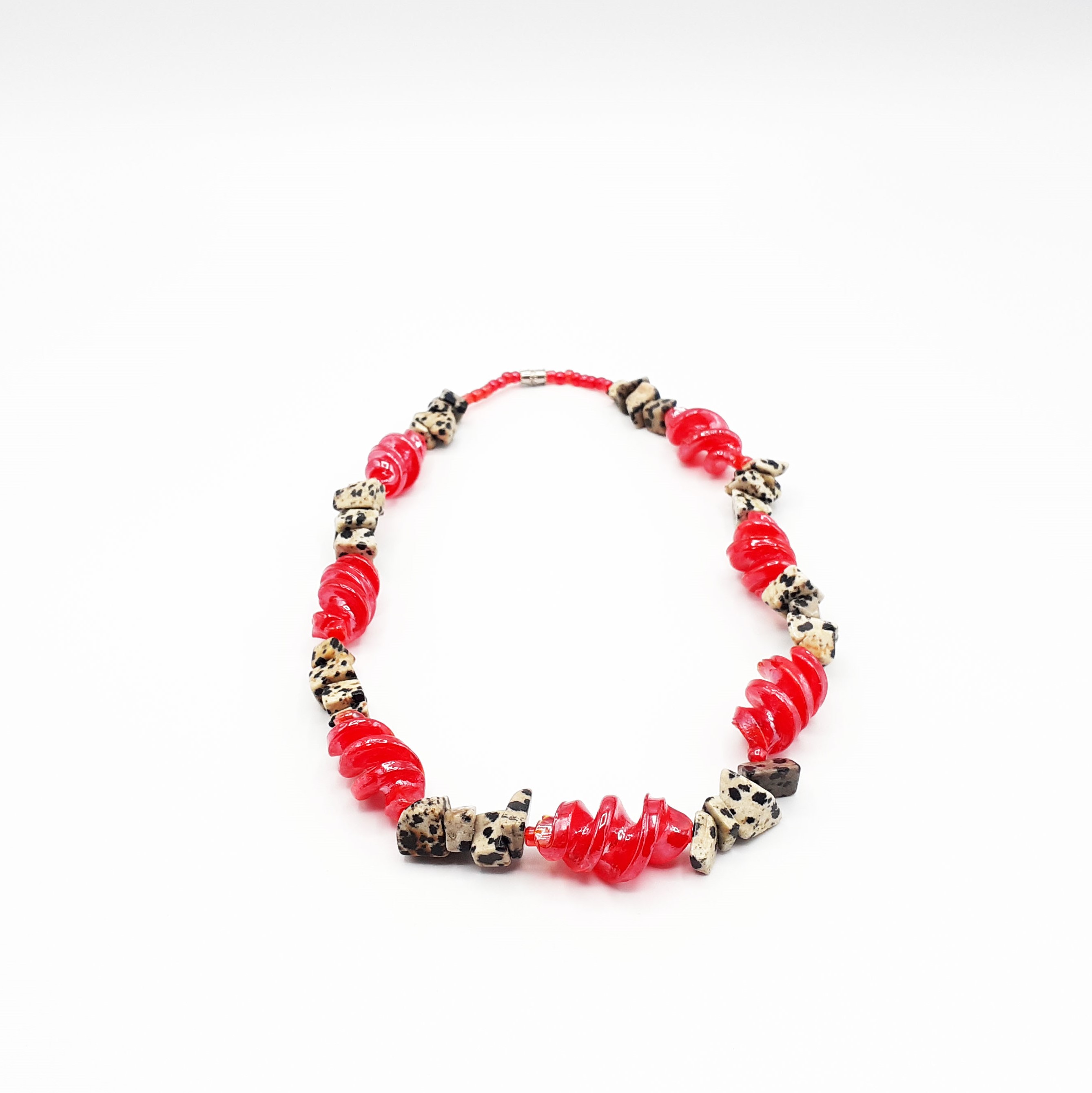 Collier élégant avec des perles rouges et noires repéré