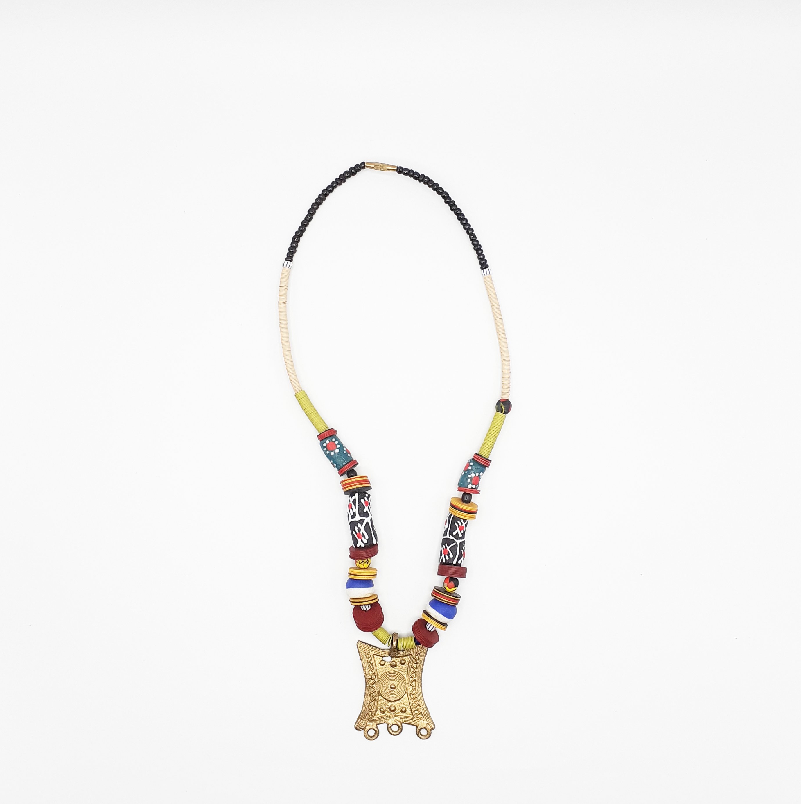 Collier artisanal avec pendentif en laiton