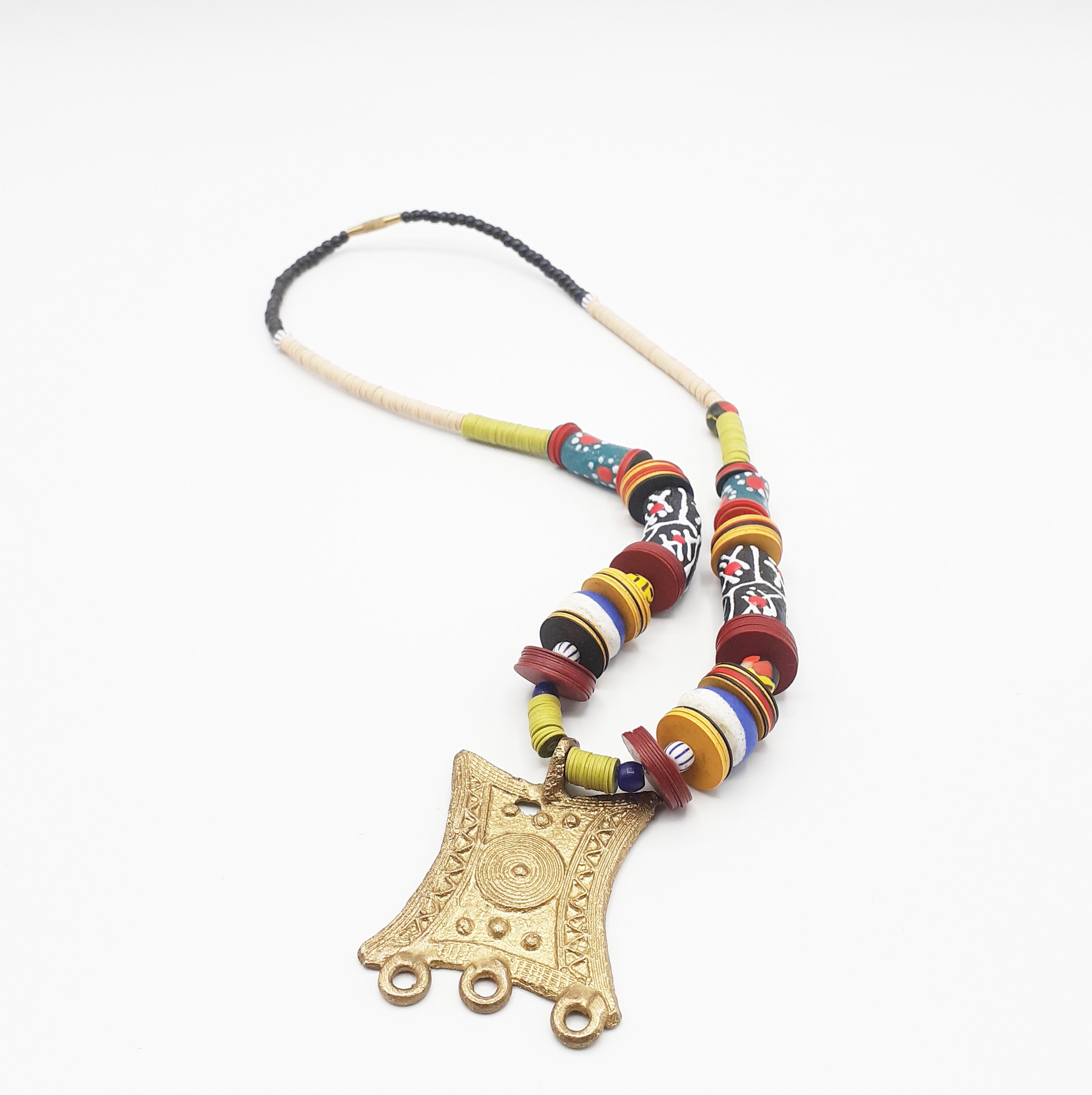 Collier artisanal avec pendentif en laiton