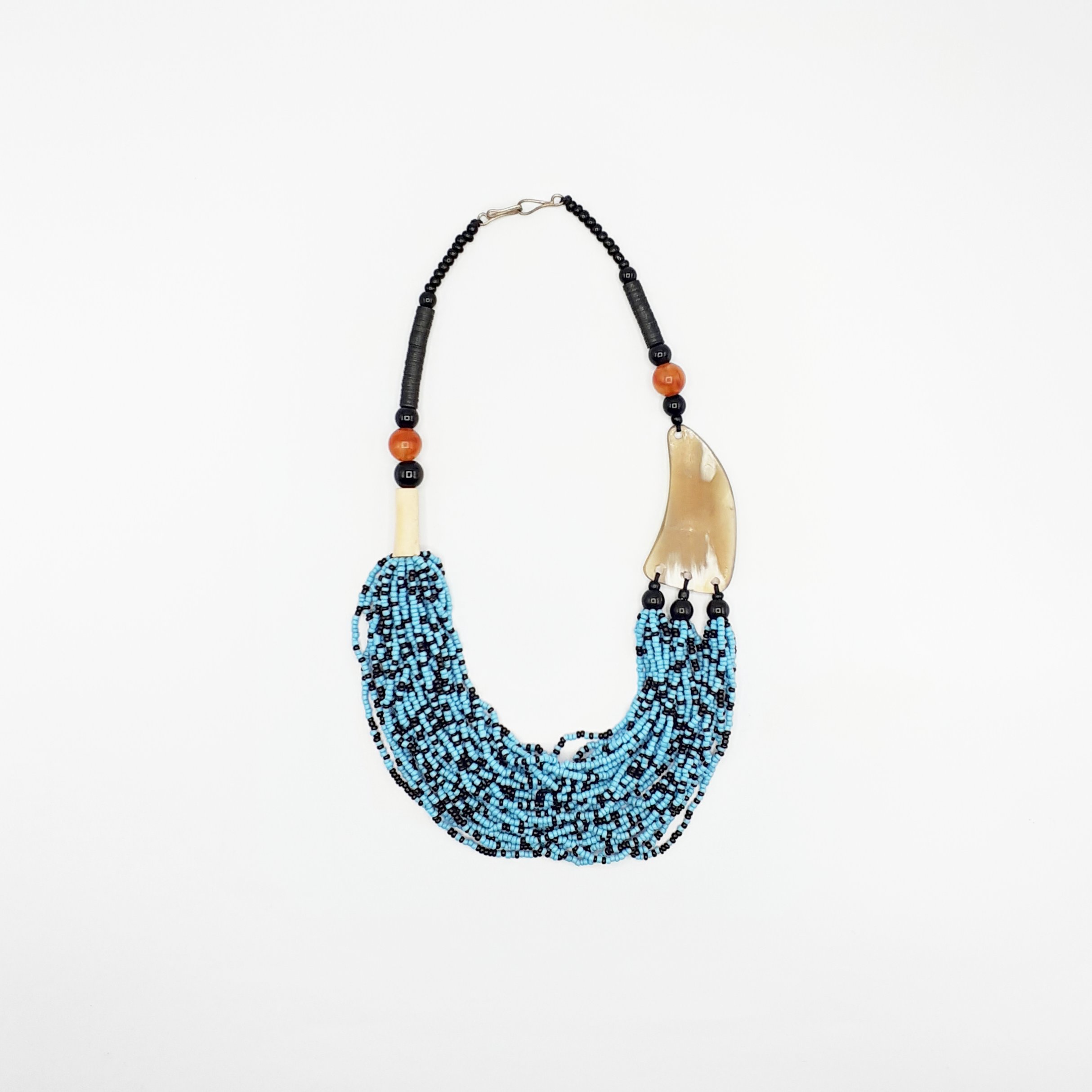 Collier à perles et os bleues