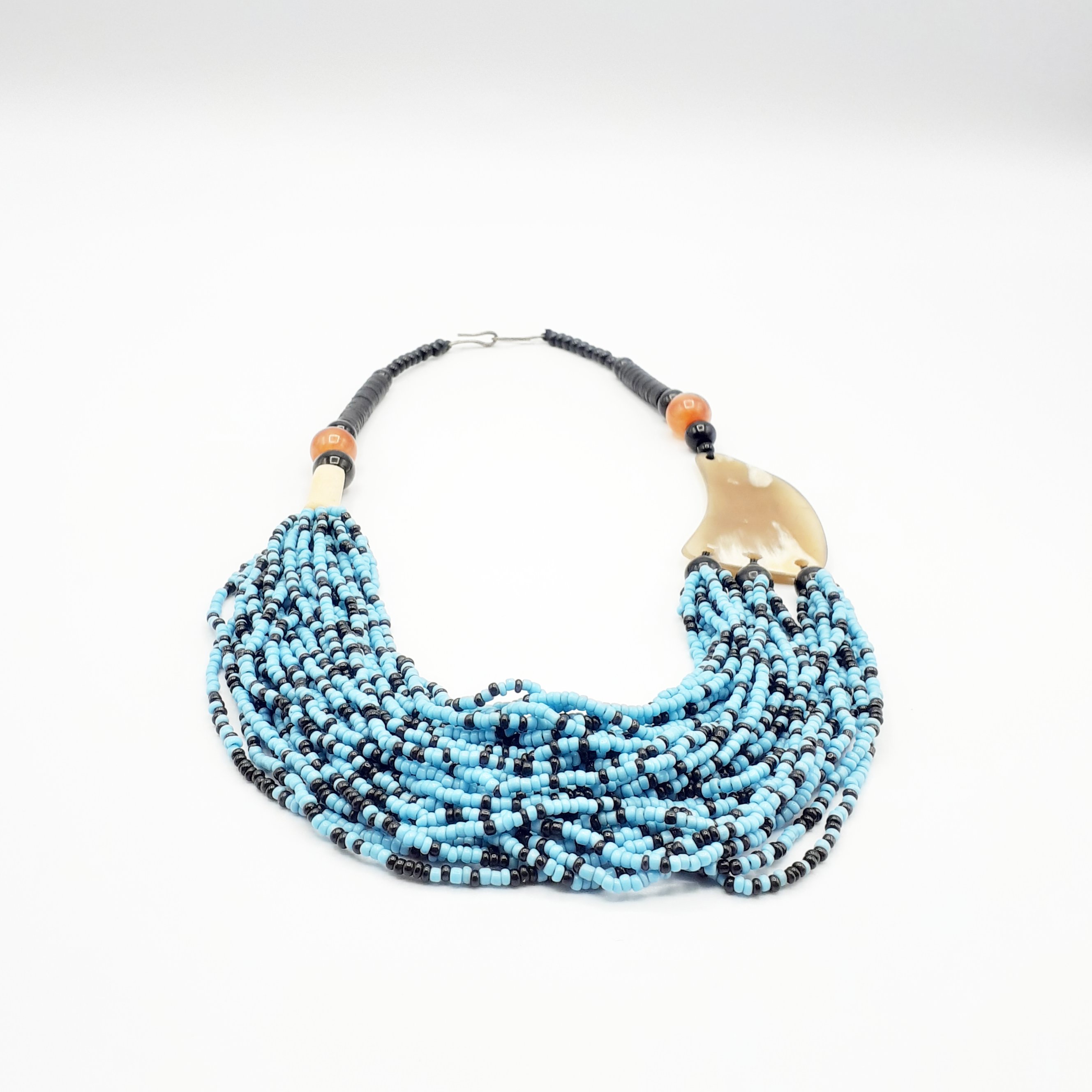 Collier à perles et os bleues