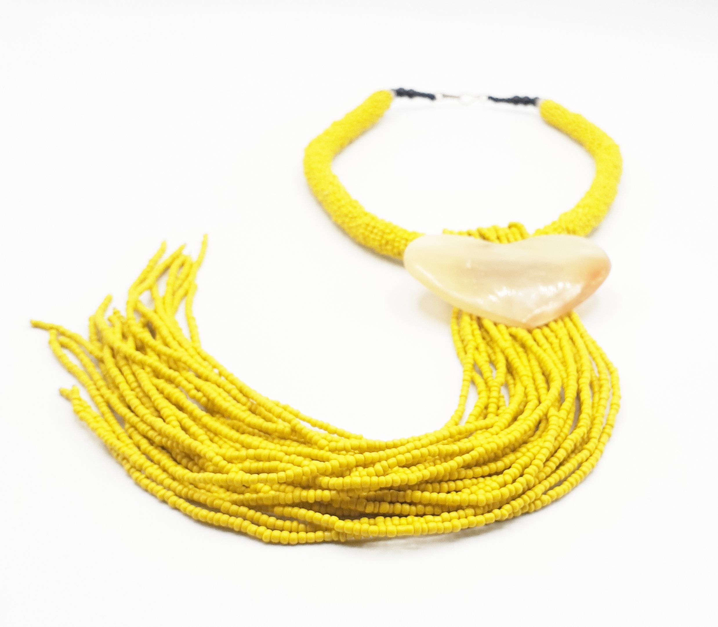 Collier artisanal en perles jaune