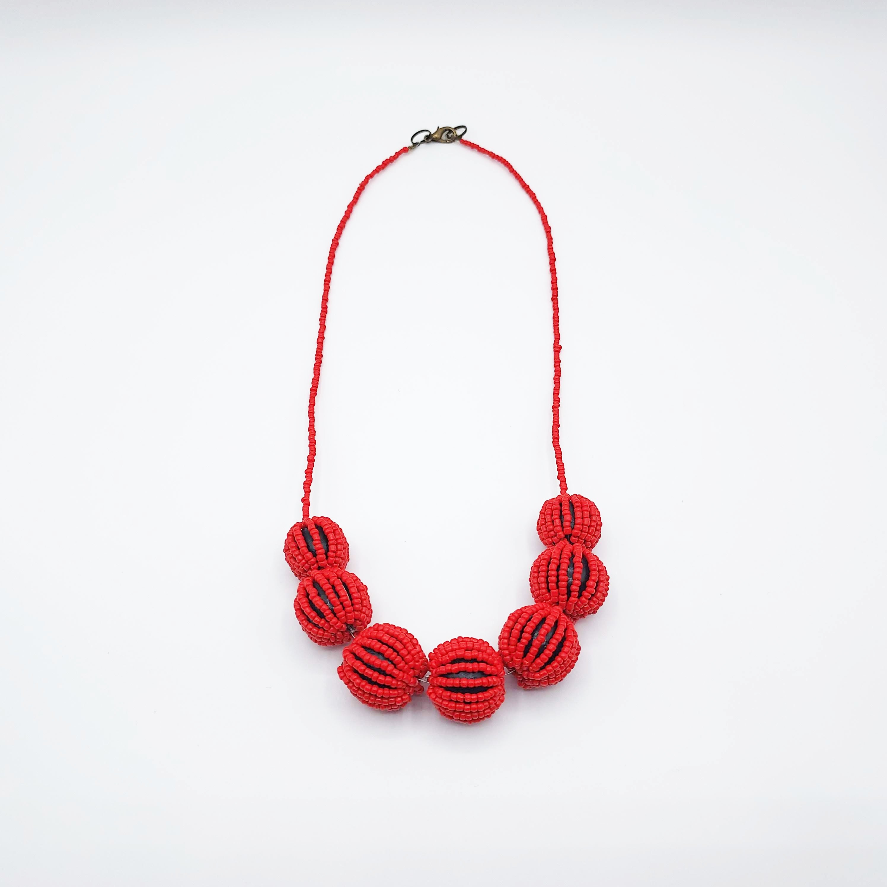Collier élégant en perles rouges