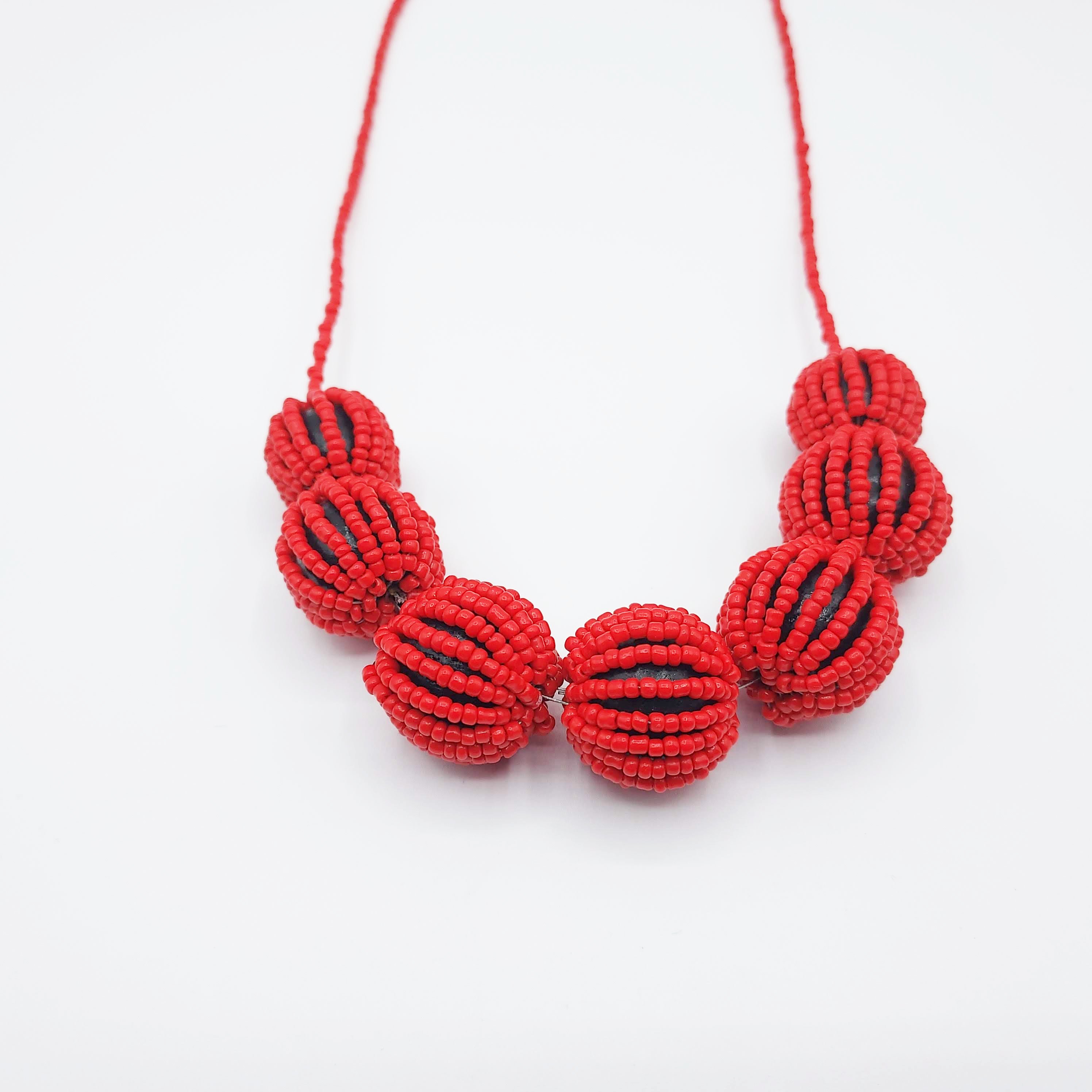 Collier élégant en perles rouges