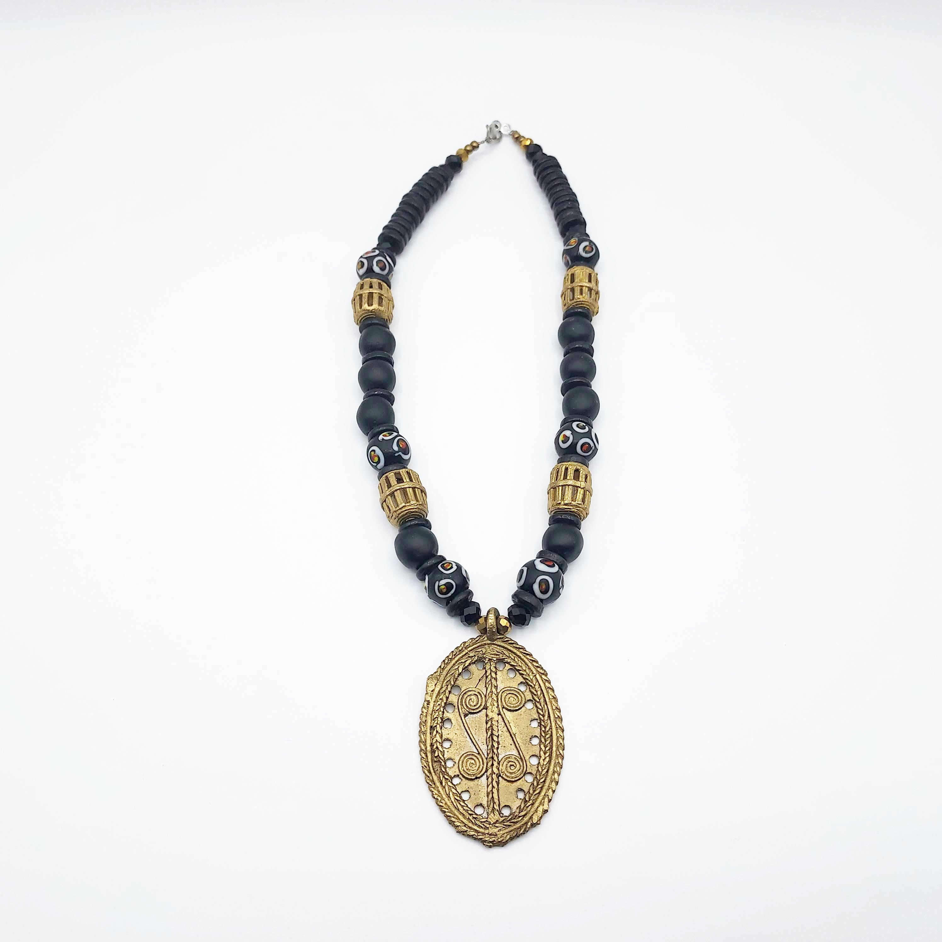 Collier ethnique en perles et pendentif