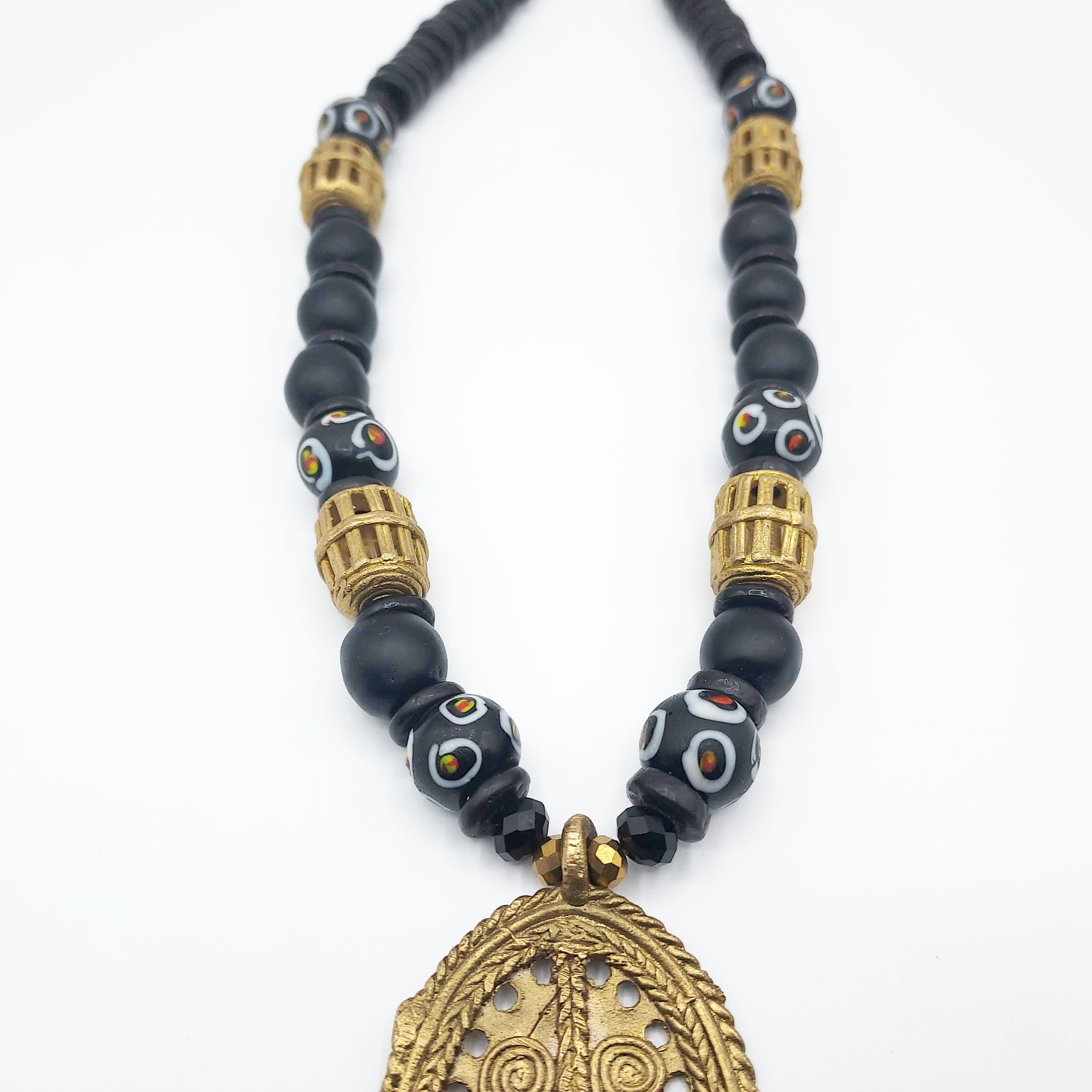 Collier ethnique en perles et pendentif