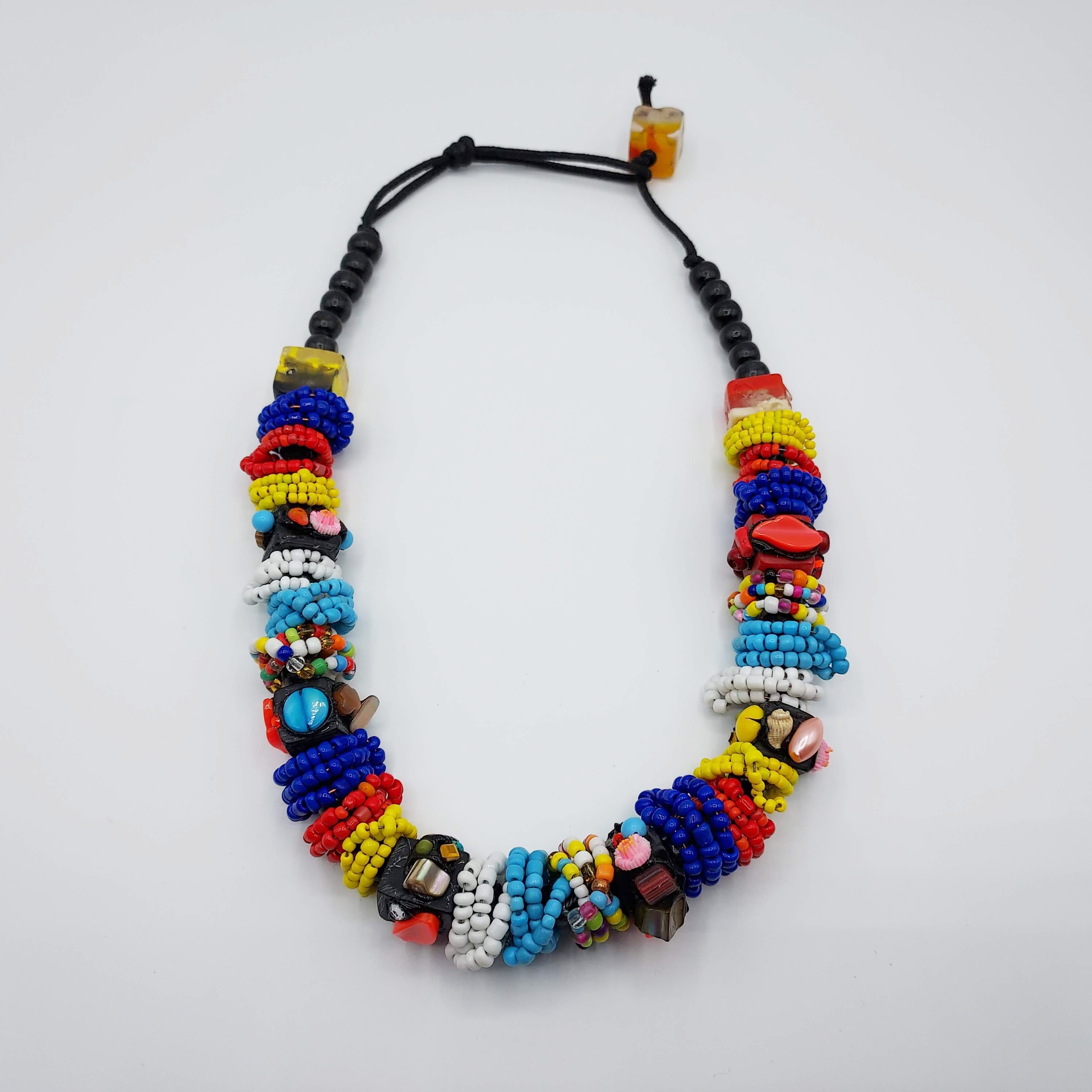 Collier de perles colorées