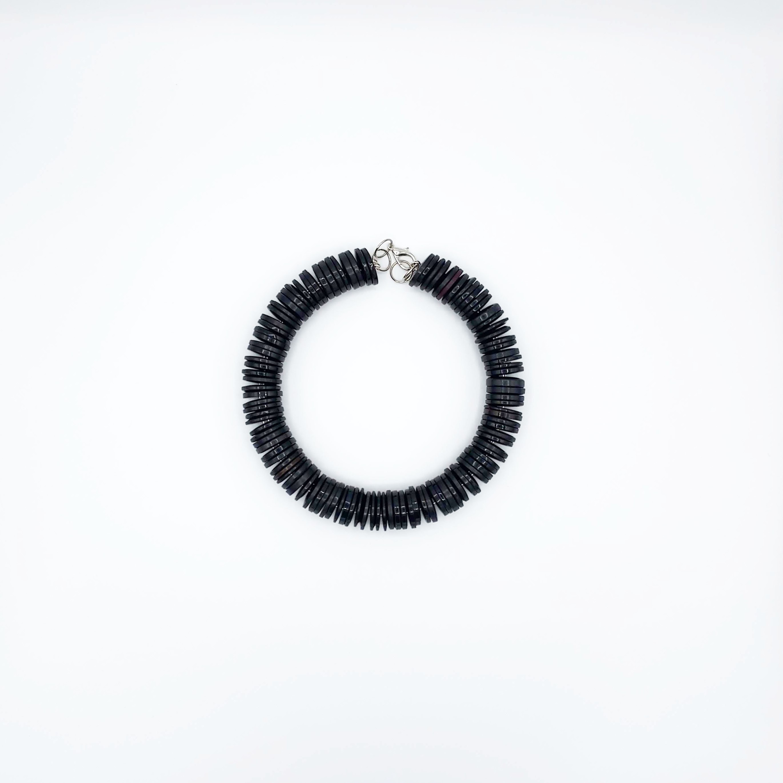 Collier élégant et moderne noir