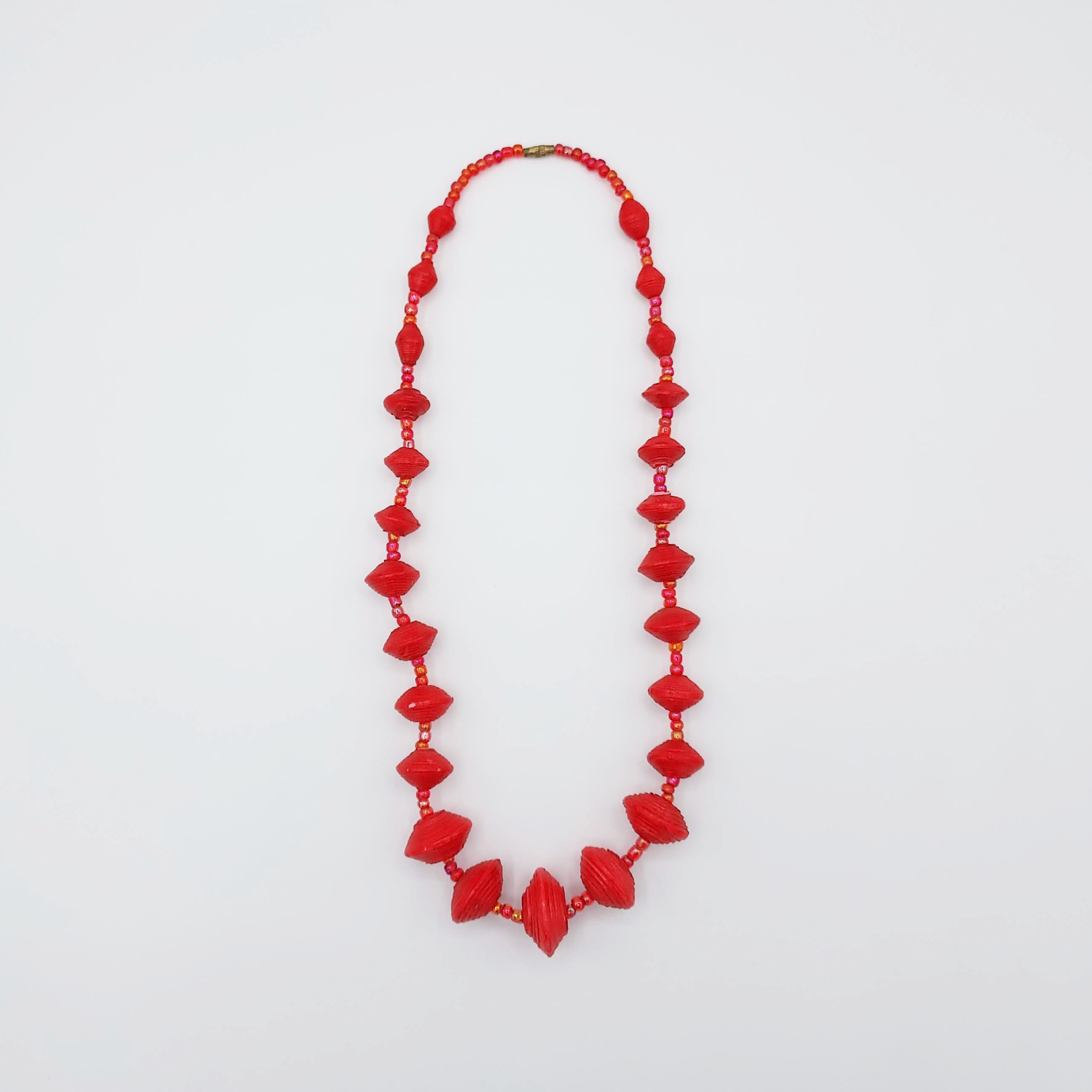 Collier de perles en papier mâché rouges