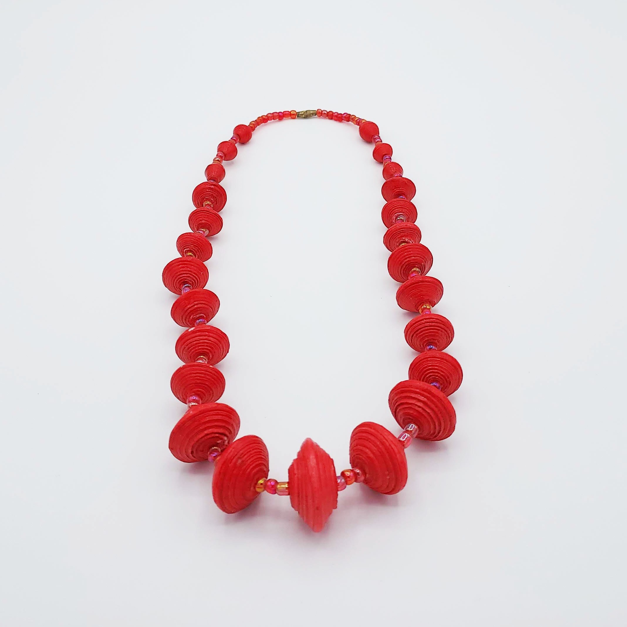 Collier de perles en papier mâché rouges