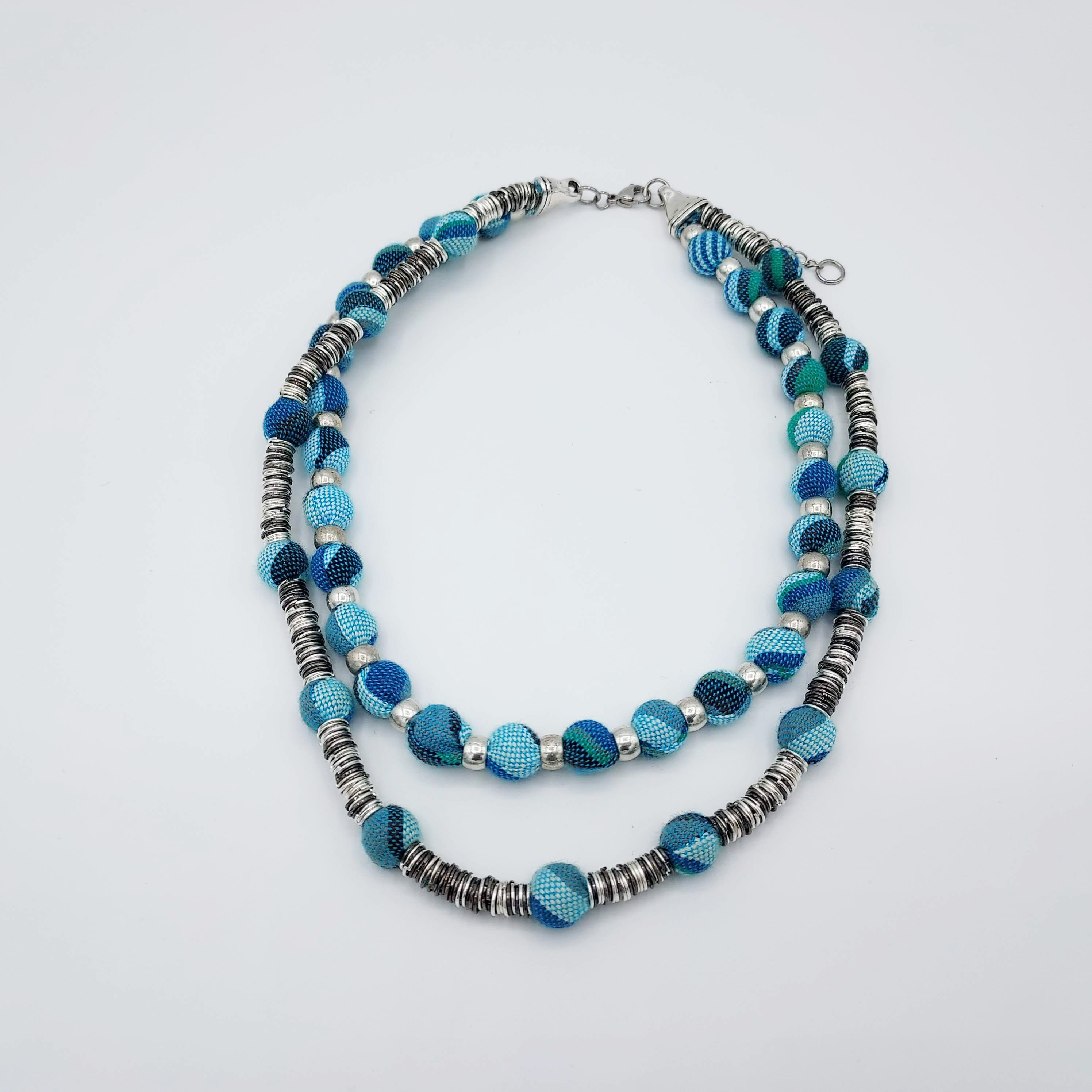 Collier en perles bleu et argenté