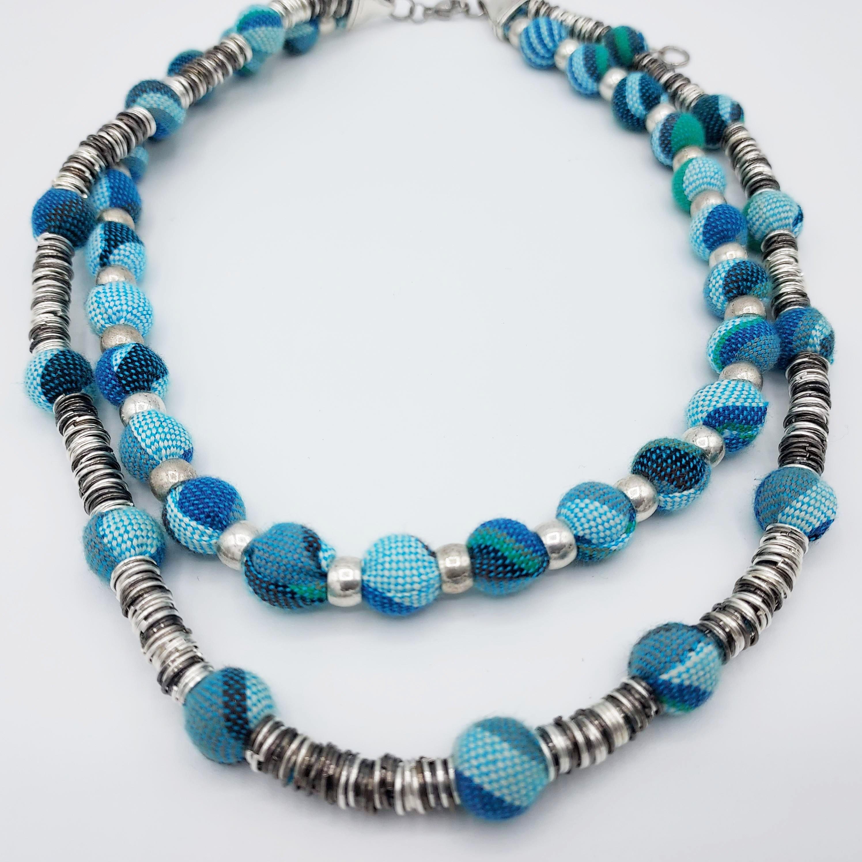 Collier en perles bleu et argenté
