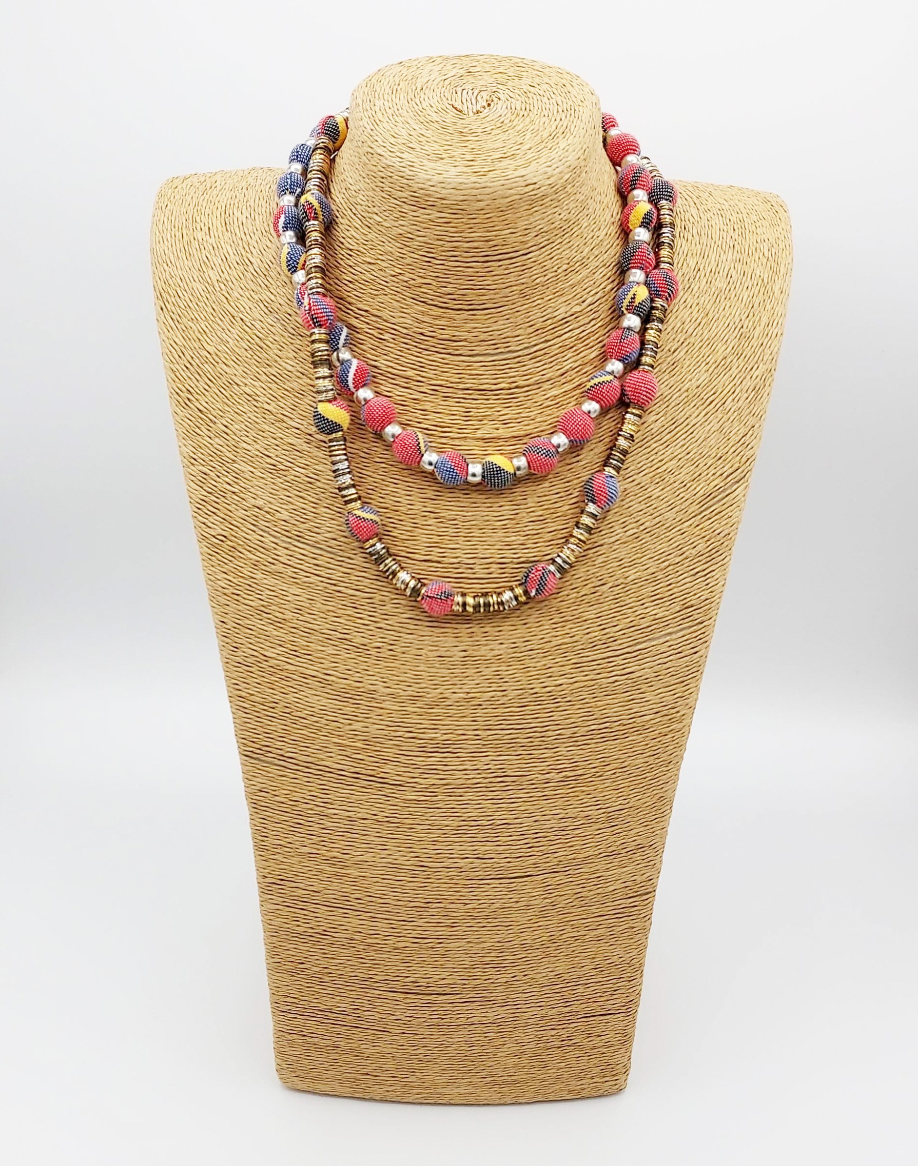 Collier en perles bleu et argenté