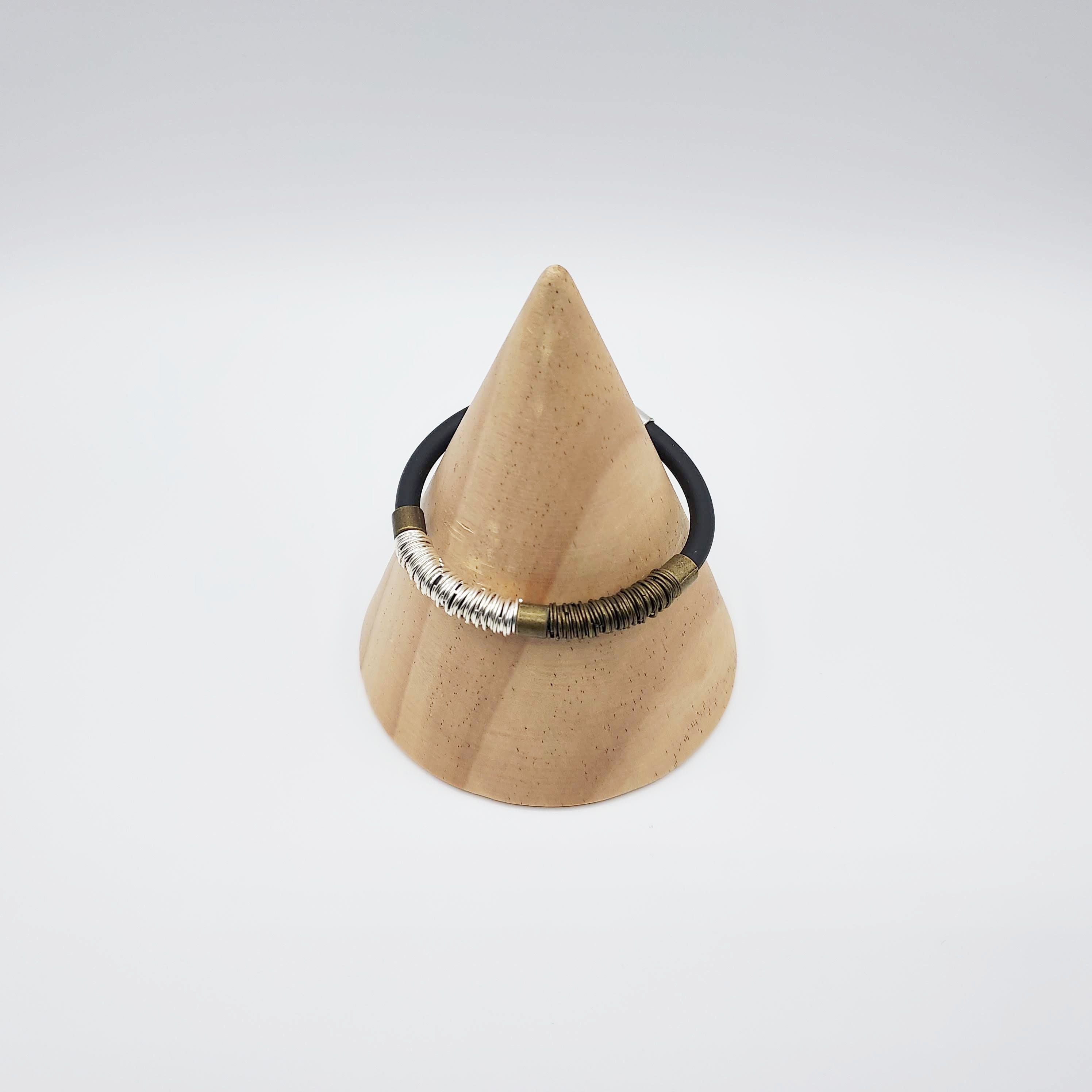 Bracelet en laiton fin et caoutchouc noir