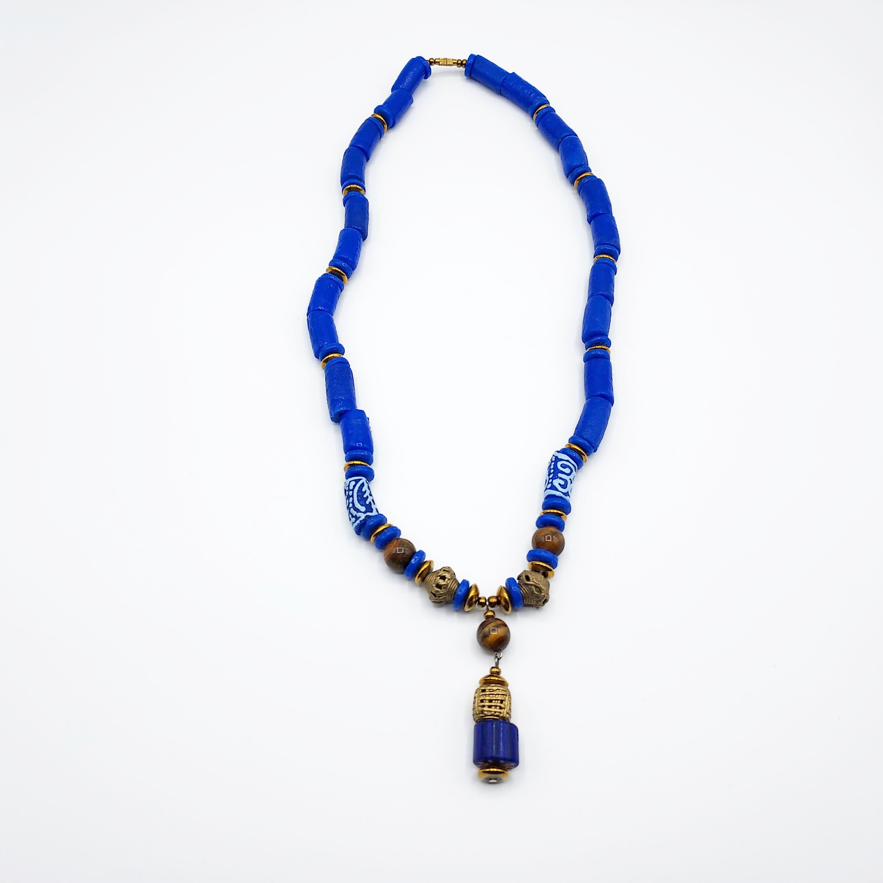 Collier en perles bleues