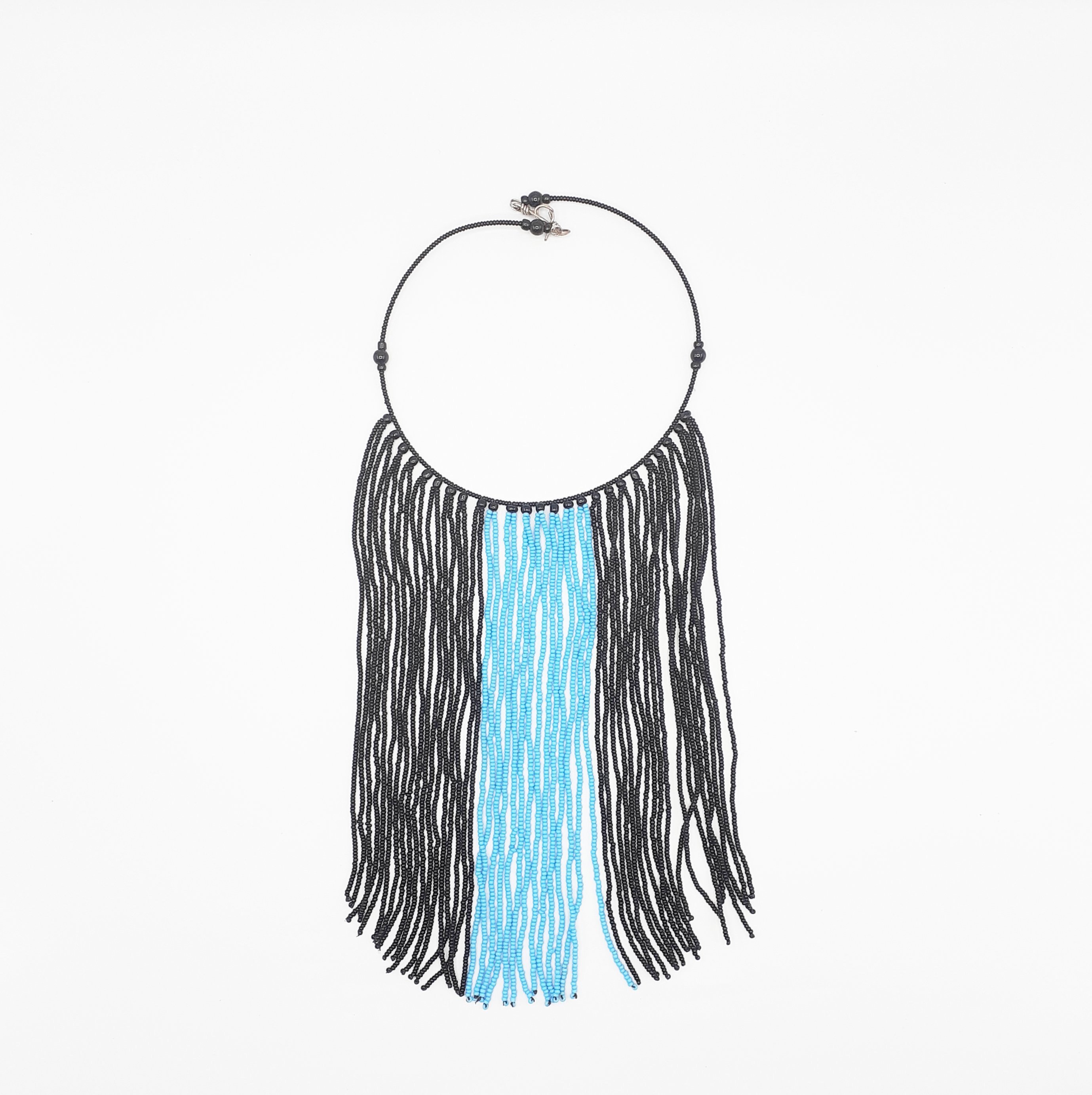 Collier à franges noires et bleues