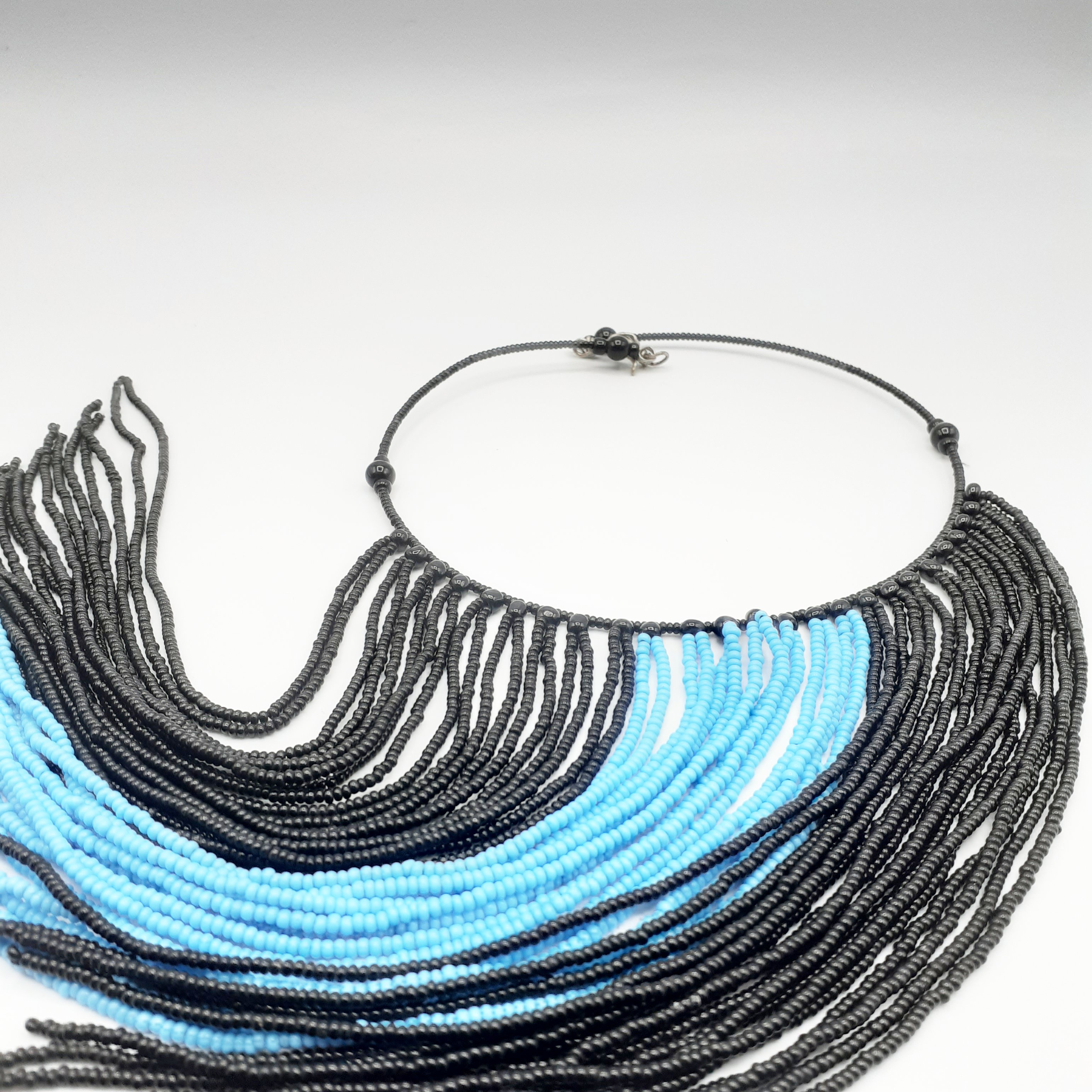 Collier à franges noires et bleues