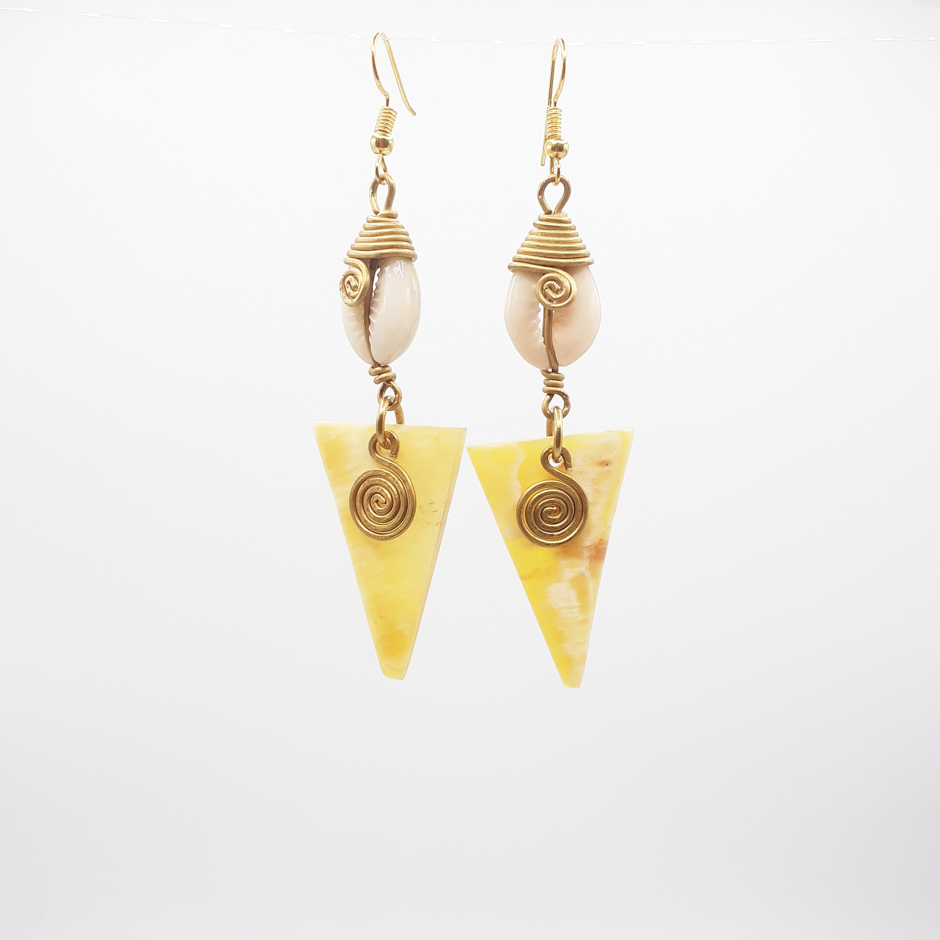 Boucles d'oreilles en forme de triangle avec perle en spirale