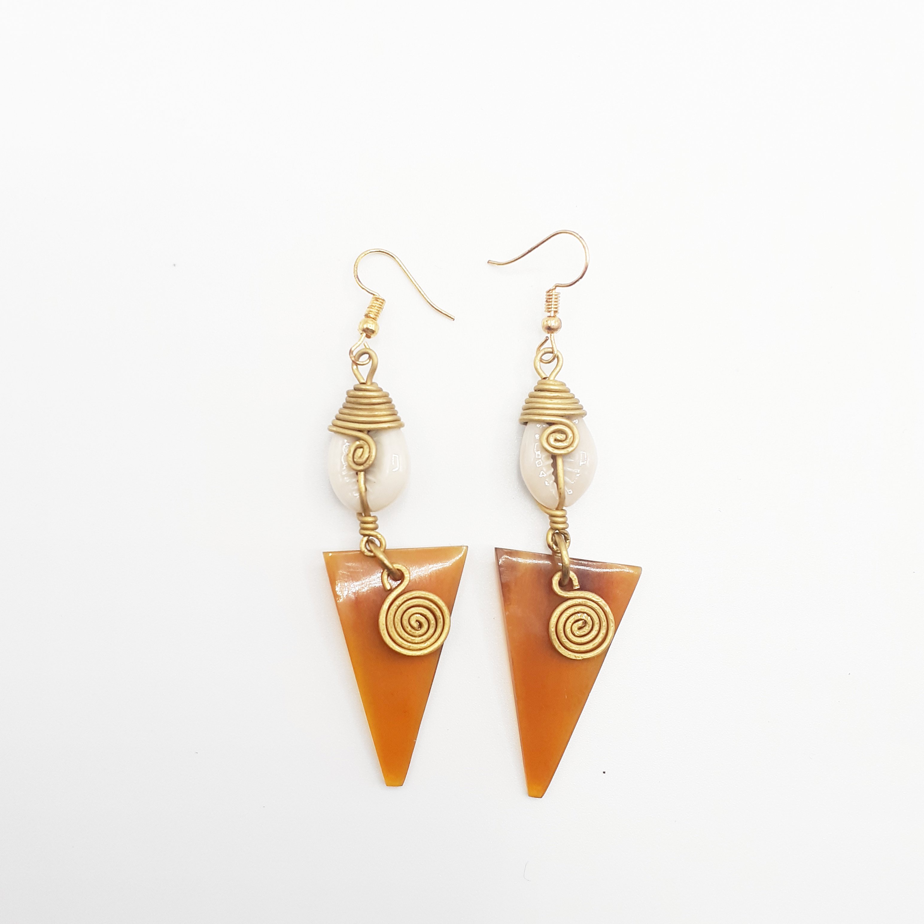 Boucles d'oreilles en forme de triangle avec perle en spirale