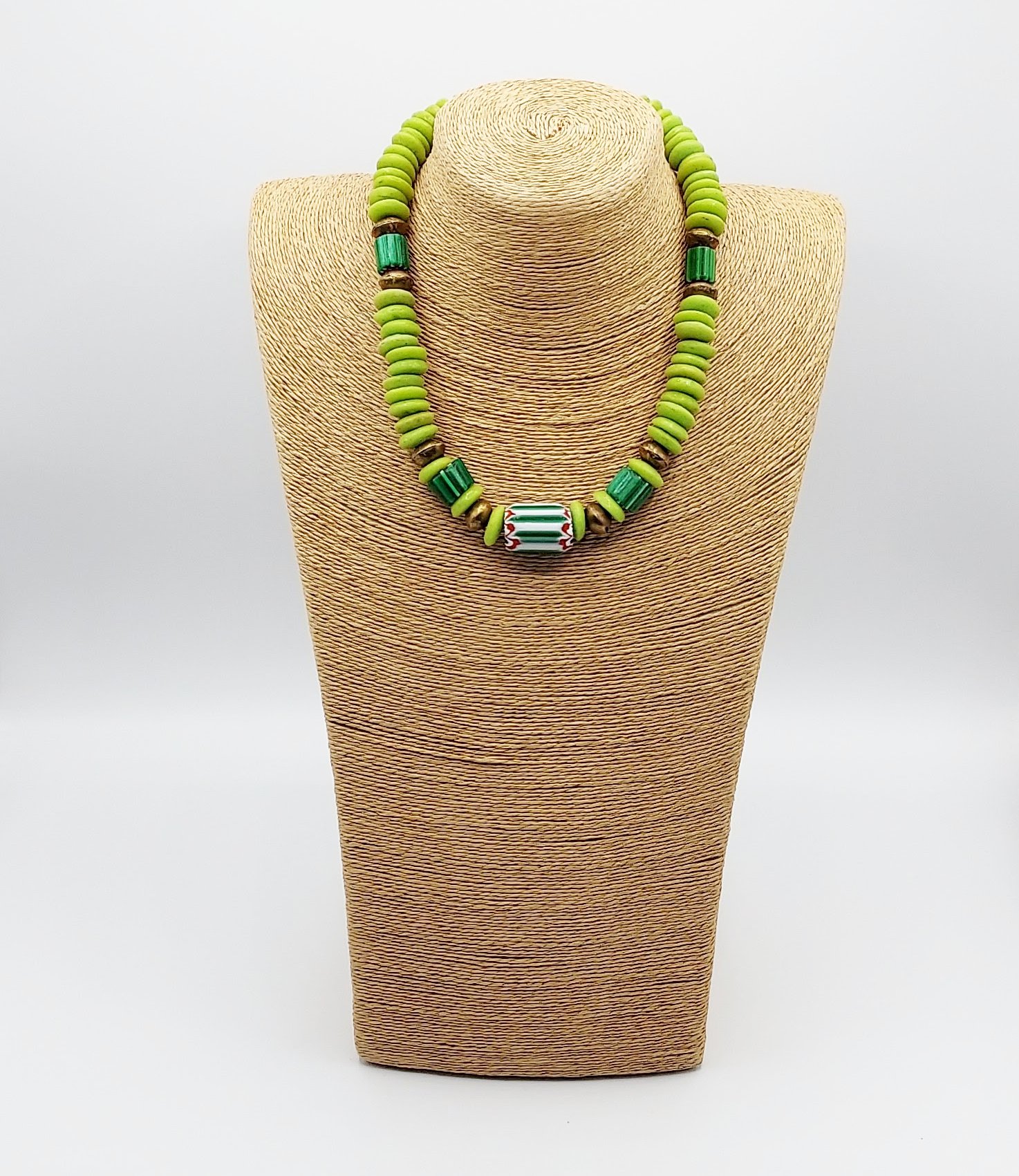 Collier Vert Élégant avec Accents Métalliques